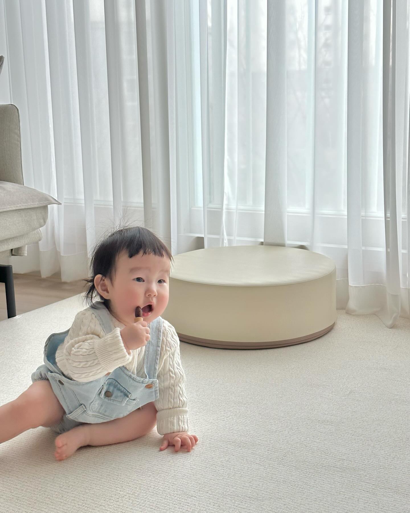 D+244 매월 6일은 찌우 사진 찍는날🩵
7개월까지는 누워서 잘 있어줬는데
8개월 찌우는 고집불통이다ㅋㅋㅋㅋ
왕관 씌워서 열심히 찍었는데
벗은게 더 자연스러워서 메인사진 당첨 :)

🤍 8.5kg
🤍 🥣270g/ 🍼680ml
🤍 네발기기/ 잡고서기/ 옆으로 걷기 가능!
🤍 세손가락으로 작은 물건 집음
🤍 게워냄 거의 없음
🤍 낮잠 1시간30분/ 1시간
🤍 아랫니2 윗니1 나옴/ 윗니3 나오는중
🤍 이앓이 하느라 밤잠, 낮잠 깊게 못잠

이유식 양을 늘리고 싶었는데 요즘 통 먹는데 관심이 없다
그래도 핑거푸드는 좋아하고 남기지 않아줘서 고마워ㅠㅠ
4월이 오기 전에 세끼 시작할듯!

배밀이, 되집기를 못해서 억지로 연습도 시켰는데
찌우는 건너뛰고 잡고 서더니 이제는 기어다닌다ㅋㅋㅋ
순서가 이상하긴 하지만 엉금엉금 잘 긴다☺️
쇼파 잡고 옆으로 걷기도 자꾸만 시도 중!!
아가들만의 시간이 다 따로 있다는 말이 맞나봐

비지북놀이 열심히 하더니 이젠 작은 튀밥도
손가락으로 잡아서 꽤나 잘 먹는 편이다 :)

6개월까지도 하루에 10번 이상 토하는 아기라
걱정이 이만저만 아니었는데 
어느 순간부터 눈에 띄게 줄더니 이젠 거의 게워냄 없다😚

낮잠은 2번으로 줄었고 총 2시간 반 정도 자는데
이앓이 때문인지 낮잠도 밤잠도 깊게 못자고 운다ㅠㅠ
윗니가 4개 동시에 나오고 있어서 그런듯🥲

울 찌우 큰다고 고생이 많아ㅠㅠ
엄마가 더 많이 안아줄게 너무너무 사랑해🫶