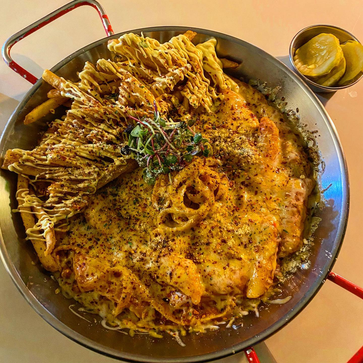 📍불떡클럽 연남본점
👉토마토 라구 떡볶이, 투나 마요 라이스👈

홍대입구역에서 연남동 길따라 오면 보이는 불떡클럽!
저는 시그니처인 토마토 라구 떡볶이와 투나 마요 라이스 주문했어요🙌
떡볶이는 기본 맵기 보다 덜맵게, 더맵게 선택이 가능하더라구요?!
맵찔이인 저는 덜맵게를 선택해서 적당히 매콤하니 부담없이 먹을 수 있었어요☺️
소스는 토마토 소스 특유의 새콤상콤한 맛을 고기맛으로 묵직하게 눌러 적당한 조화를 이루고 있다는 것..!
그래서 개인적으로 제 취향이더라구요❤️
게다가 떡 외에도 파스타면, 감자튀김까지 탄수화물 러버라면 환장할 조합😍
추가로 사이드 투나마요밥까지 추가해서 남은 소스에 비벼먹으면 이것도 조합이 괜찮아요 ㅎㅎ
다만 밥이 좀 짜서 비비실 때 김 좀 덜어내고 비비시는 것 추천합니다😊

블로그에도 올렸으니 보러오세요💛
.
.
#불떡클럽 #불떡클럽연남본점 #연남 #연남동맛집 #연남동핫플 #연남동데이트 #연남동맛집추천 #연남맛집 #연남동데이트추천 #홍대 #홍대맛집 #홍대데이트 #홍대핫플 #홍대입구역맛집 #홍대입구역데이트 #홍대입구역 #떡볶이맛집 #떡볶이스타그램 #떡볶이덕후 #맛스타그램 #먹스타그램 #오늘뭐먹지 #먹팔 #맞팔은댓글 #리뷰 #리뷰스타그램 #food #foodphotography #foodstagram #review
