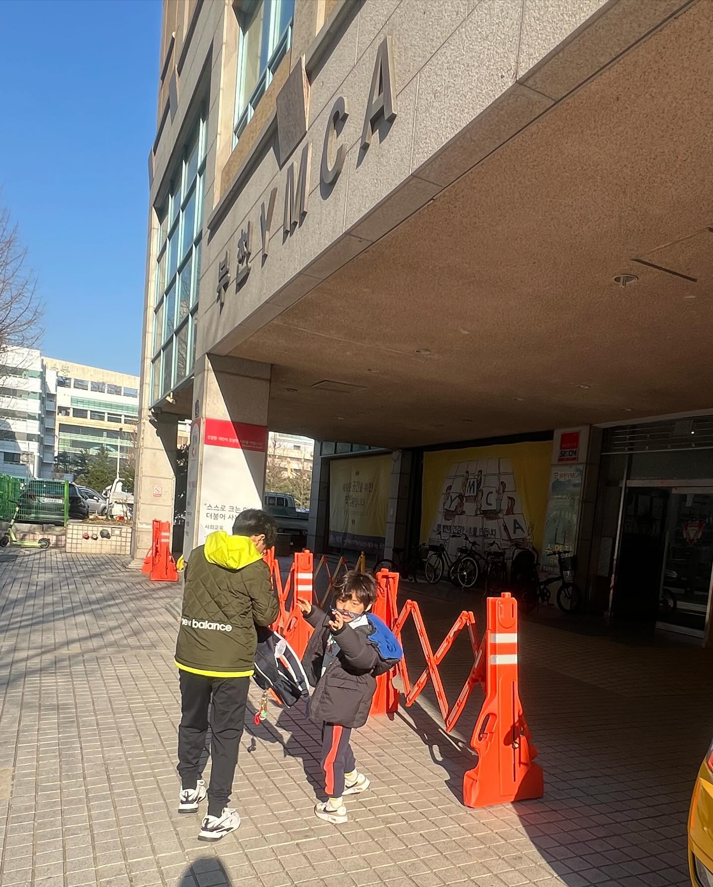 학교 땡땡이치고 엄마없이 롯데월드가는 초딩👍
태빈이 등원 시키라고 하고 김밥이랑 커피 사서 언니들한테 전달하고
인테리어 동의서 받으러 다니기……..🫨

#이사준비#떠나자#이집을#🤬