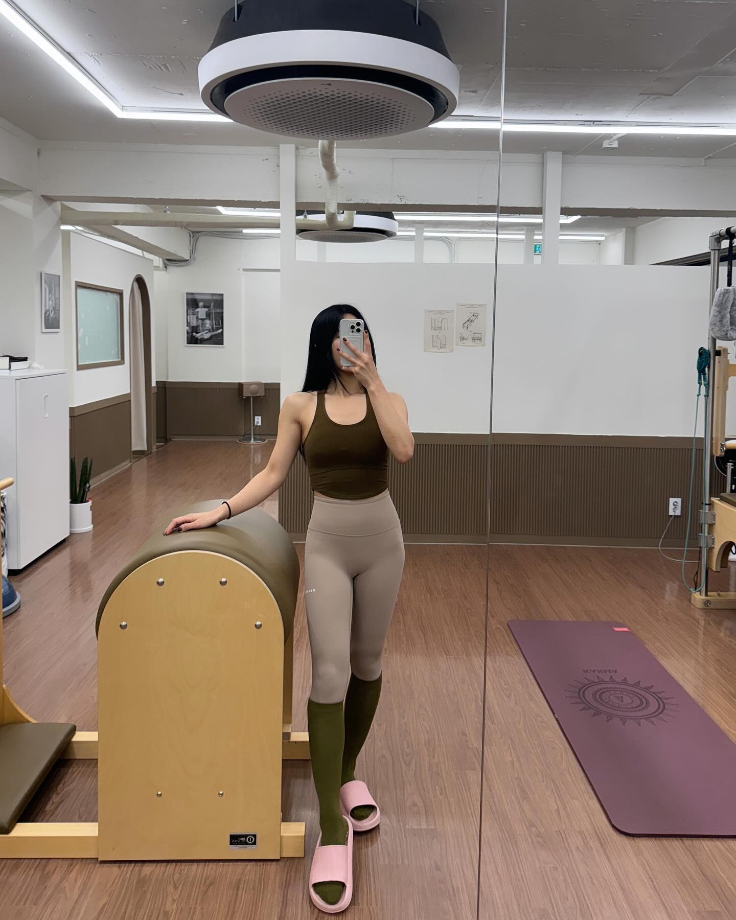 회원님들에게 조금 더 집중하기 위해🔍
뼈에 세계란 움직임도 다양하기도 하고,
조금에 변화에도 틀어지는 게 너무 궁금해서
척추 측만증에🩻 대해서 교육을 접하게 되었어요!!

여러 교육이 많이 있지만
눈에 딱 들어오게 된 미니멀 무브 워크숍을 알게 되었는데 
소수 인원으로 옹기종기 더 교육을 집중 있게 
수업을 한거 같아요✨☺️
선생님이 한 분 한 분 티칭도 꼼꼼하게 해주시고 
근육인지를 잘 느낄 수 있게 해주시는 부분이 너무 좋았어요

교육도 그렇지만 저의 몸에 대해서도 알게 되고
저도 치료 좀 해야겠더라고요😂🥲🥹

Q&A 시간에는 질문을 다양하게 드렸는데
다음 수업을 듣고 싶게 너무 답변도 잘 해주시고 
또 알아가고 싶었어요 👍🏻

기회가 된다면 다른 교육도 들으러 가야겠어요🤍
( 그때 교육때는 사진 찍을 정신을 못 차려서 … 다음에는 꼬옥!!)