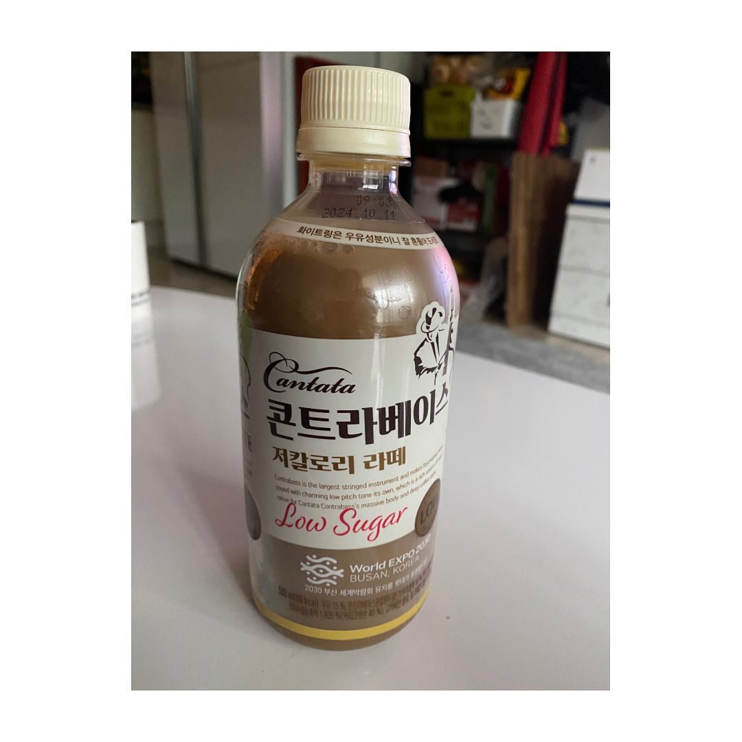 _
⠀⠀⠀⠀⠀⠀⠀⠀⠀⠀⠀⠀⠀⠀⠀⠀⠀
이번방학엔 게임을 너무너무 많이하는 토미에게
항상 핸드폰&게임&유튜브로 많이 혼냈었다
오늘도 어김없이 같은이유로 혼내다가
감정이 격해져서 평소보다 훨씬 심하게 혼냈는데
⠀⠀⠀⠀⠀⠀⠀⠀⠀⠀⠀⠀⠀⠀⠀⠀⠀
마지막엔 원래 꿈쩍도 안하는 아이가
세상 서럽게 울고 그마저도 눈물이 안멈춰서 
혼자만의 시간도 주었다!
⠀⠀⠀⠀⠀⠀⠀⠀⠀⠀⠀⠀⠀⠀⠀⠀⠀
그러구선 학원을 보내고 데릴러 가려는데
👧🏻 엄마 오늘은 나 혼자갈테니까 나오지마~
👩🏻시로! 엄마 커피도 사갈겸 나갈꺼야!
👧🏻 엄마 나 사실은 엄마 주려고 커피샀어! 그러니까 천천히와❤️
⠀⠀⠀⠀⠀⠀⠀⠀⠀⠀⠀⠀⠀⠀⠀⠀⠀
엄마 기분풀어준다고 용돈가져가서 
나오는길에 편의점에 들렀는데
엄마가 좋아하는 바리스타는 없고 저거 있어서 사왔다고🤣
⠀⠀⠀⠀⠀⠀⠀⠀⠀⠀⠀⠀⠀⠀⠀⠀⠀
순간 심장이 쿵! 
⠀⠀⠀⠀⠀⠀⠀⠀⠀⠀⠀⠀⠀⠀⠀⠀⠀
쪼꼬미인 내딸이 이렇게 컸구나! 
그순간 욱하는 걸 견디지 못한게 너무너무 미안했었던..
나름 아침에 밥 먹자마자 밀크티 한다고 들어갔었는데!
칭찬받으려고 노력하는 딸래미인데
한번 잘못하면 불같이 혼내는 엄마가 얼마나 무서웠을지 ㅠㅠ
⠀⠀⠀⠀⠀⠀⠀⠀⠀⠀⠀⠀⠀⠀⠀⠀⠀
너무너무 미안한 오늘🙃
⠀⠀⠀⠀⠀⠀⠀⠀⠀⠀⠀⠀⠀⠀⠀⠀⠀
내일부턴 착한 엄마할께❤️
⠀⠀⠀⠀⠀⠀⠀⠀⠀⠀⠀⠀⠀⠀⠀⠀⠀
☑️ 얼른 자라고 같이누워서 이거 쓰면서 감정이 촉촉해졌는데
안자고 앞에서 하트날리고 내 손을 잡았다가 🤦🏻‍♀️🤦🏻‍♀️
자라고 벌써 두번 얘기했는데..ㅋㅋ 그래 오늘은 참자!
그냥 꼭 안고 자버려야겠다 ㅋㅋㅋㅋ
⠀⠀⠀⠀⠀⠀⠀⠀⠀⠀⠀⠀⠀⠀⠀⠀⠀
#엄마의반성일기 #인내심을키우자 #도닦아야할듯