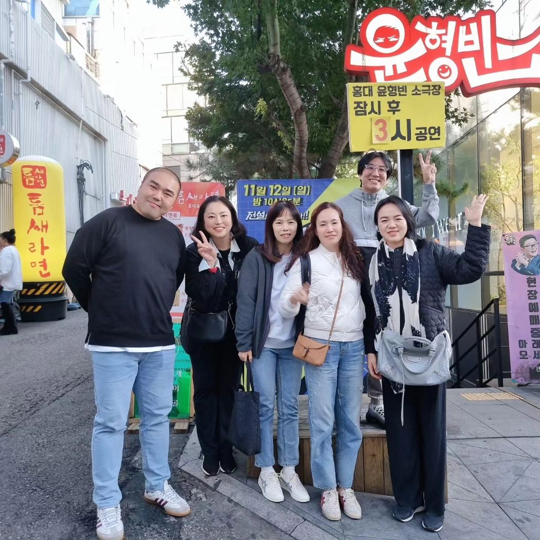 오랜만에 나의 대딩모임~~^^
언제나 반가운 그녀들과 1박2일동안
홍대, 신촌, 삼청동을 누비벼
먹고, 마시고, 개콘 공연도 즐기고~ 기념품으로 향수랑 양말도 사고^^
너무너무 씐났당♡

#1박2일 #대딩모임 
#홍대또보겠지떡볶이 #윤형빈소극장
#할리스홍대
#홍대라운지바 #신촌철길왕갈비살 
#삼청동수제비 

또 뭐뭐 먹었더라? 
기억이 안날 정도로 먹고 놀았던 ㅋㅋ