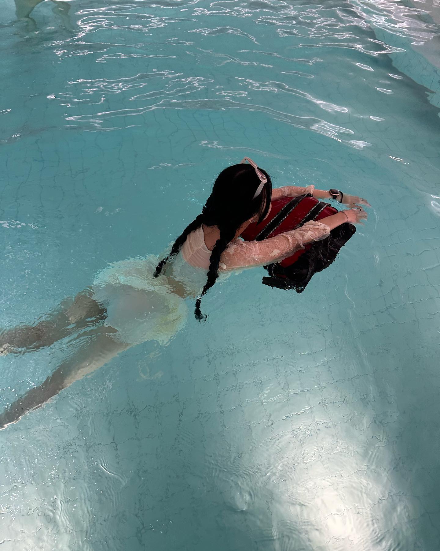 인어공주 되기 어렵다💦
(일단 난 물에 안 뜨고,,)

에리얼도 수영 못해서 인간하기로 한듯.
.
.
.
.
#반박시 #니말이다맞음 #무튼 #그럼 #에리얼 #수영잘해 ? #너뭐돼 ?#일일수영강습 #로카우스나인트리호텔 #나인트리프리미어로카우스호텔서울용산 #용산 #용산역 #물놀이 #여름이었다 #잘놀다갑니다 #수영장호텔 #호텔수영장 #호텔 #호캉스