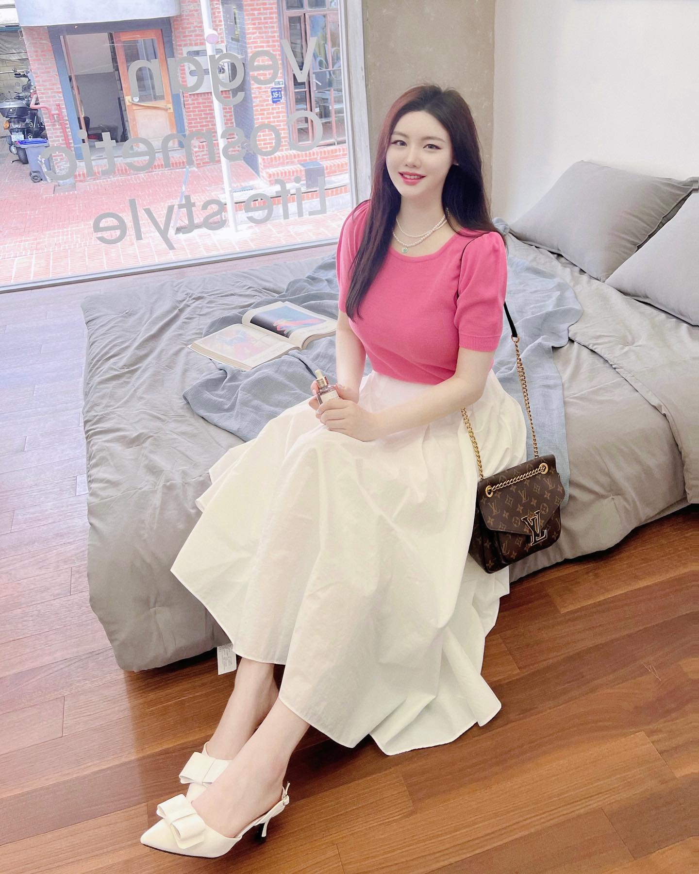 #협찬
📍가로수길에 새로 런칭한 비건코스메틱 케이코스랜드 쇼룸 
초대해주셔서 다녀왔어요🙋🏻‍♀️
⠀
쇼룸에서 다양한 비건 코스메틱제품을
만나볼수있어서 너무 좋았습니당!
⠀
인테리어까지 감성 가득🏠💕
⠀
⠀
선물받은 온도 제품을 직접 써봤는데
발림성,흡수력도 생각보다 더 마음에 들고
역시 비건 브랜드 답게 예민한 제 피부에 딱 :)
⠀
⠀
코덕이라면 당장 #케이코스랜드 가보기〰️〰️✨🍑
kcosland_kr ondo_cosmetic 
⠀
🏝️주소: 서울특별시 강남구 압구정로 10길 35-2
⠀
⠀
⠀
⠀
#협찬 #케이코스랜드 #k코스랜드 #kcosland #가로수길 #가로수길카페 #가로수길데이트 #가로수길핫플 #비건화장품 #비건브랜드 #온도코스메틱