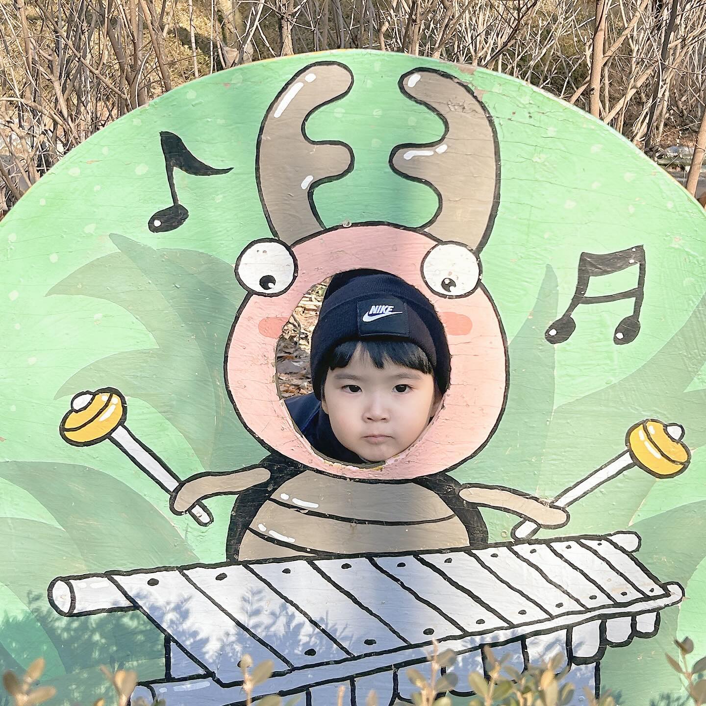 잇힝 기욤찌? ✌🏻
포토존만 보이면 놓치지 않고
얼굴부터 들이미는 울 아저씨

그 덕분에 엄마 핸드폰 용량 터지기 일보직전~
ㅋㅋㅋㅋㅋㅋㅋㅋㅋ

나랑 단둘이 버스타고 나비공원 다녀왔는데
두번 환승해야하는게 좀 빡시지만
나름 가깝고 좋았당
근데 겨울이라 꽃도 안피고 추워서 삼십분만에
집에 왔지만 ㅋㅋㅋㅋㅋㅋㅋㅋ

쨌든 봄에 다시 오는걸로!!! 🤍