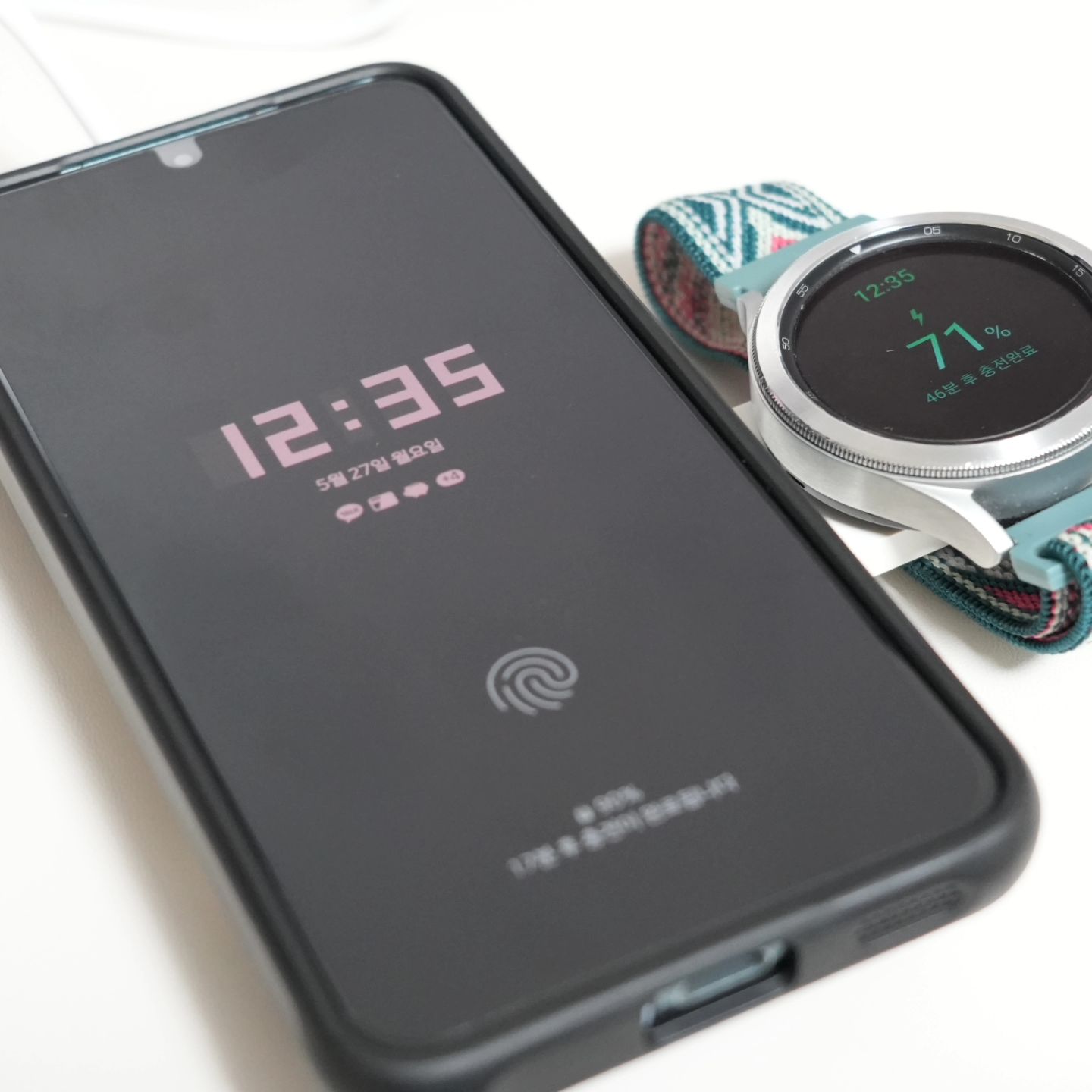 #협찬

간편하게 휴대할 수 있는 맥세이프 충전기
2in1 타입이라서 스마트폰과 갤럭시워치 동시 충전 가능
스마트폰 무선 단자에서는 블루투스 이어폰 충전 가능

갤럭시 타입과 애플 타입 두 가지로 구성됨.

제품 명 : SSOK3 플립앤폴드

가성비 좋고, 여행 갈 때 들고 다니기 좋은 사이즈
가로 세로 약 6 cm 정도 되고 두께도 1.3 cm라서
주머니에도 쏙 하고 들어감.

최대 15W 고속 충전을 지원하고 있음.
색상은 화이트와 블랙 2가지 컬러로 구성

#여행용충전기 #출장용충전기 #휴대용충전기 #IT #테크
#무선충전기 #맥세이프 #맥세이프충전기 #맥세이프거치대
#갤럭시워치충전 #갤럭시버즈충전 #갤럭시충전기 #충전기