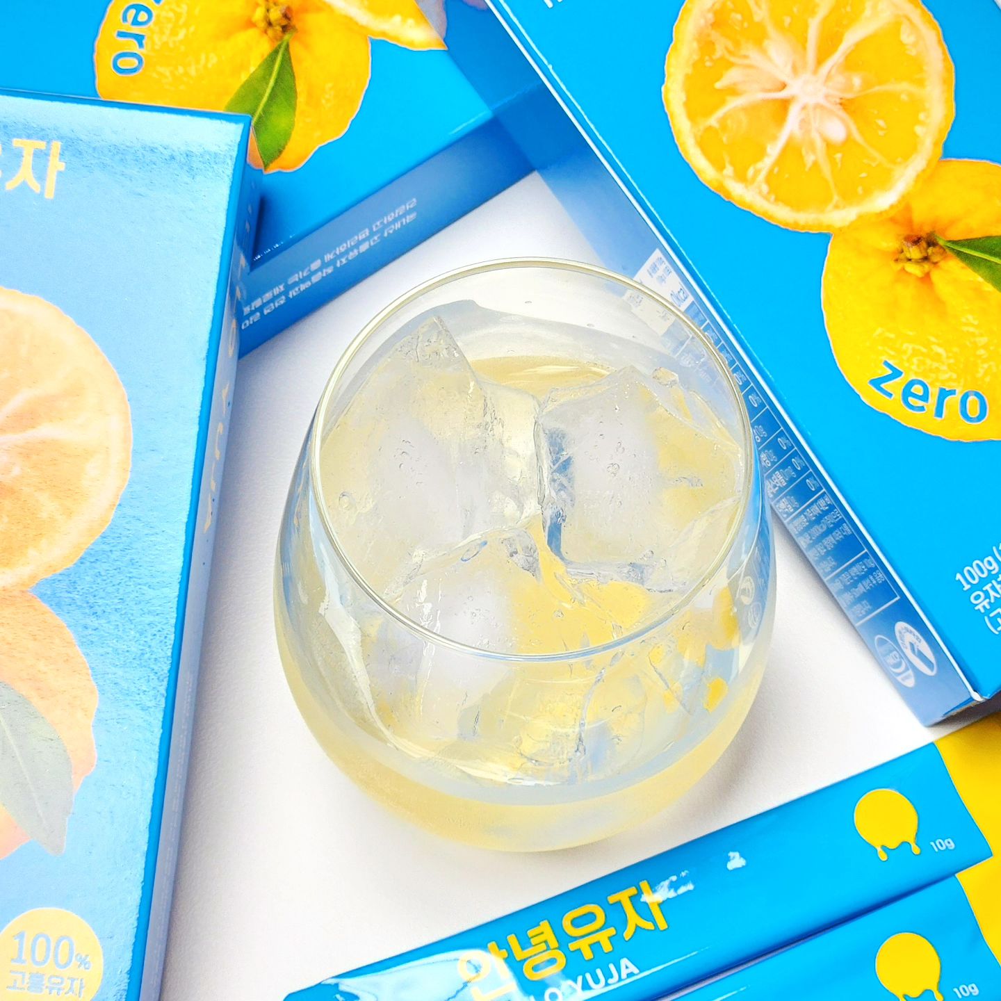 #협찬 🍊안녕 유자

상콤하면서 달달하기도 한데 칼로리와 당 걱정은 없는 청을 찾고 계신다면
안녕 유자 강추 드립니다요

요거 물건이어요!
1포 먹어보고 1박스 순삭할 뻔,,,☆
완전 유자청보다 더 유자청스러운 맛인데
✨무설탕, 당류0g, 0kcal✨

그리고 100% 고흥 유자인데 원물 그대로 착즙이라
유자맛 완전 낭낭한 거 있져
액상형이라 찬물에도 잘 녹아서
에이드나 하이볼 해먹기 좋더라구요🔅

"당신의 건강에 안녕을 기원합니다"라는 뜻에서
당 걱정없이 즐기시라의 안녕 유자!
유자 좋아하시면 츄라이츄라이 해보십셔:D
-
📌#ye또먹_음료 #ye또먹_홈카페
#안녕유자 #유자차 #유자청 #유자에이드 #유자드레싱 #유자스무디 #유자소스 #유자하이볼 #유자즙 #고흥유자 #제로칼로리 #제로칼로리스틱 #스틱 #스틱유자 #유자스틱 #저당 #저칼로리 #신제품 #저당음료 #저칼로리음료 #홈카페 #홈카페그램