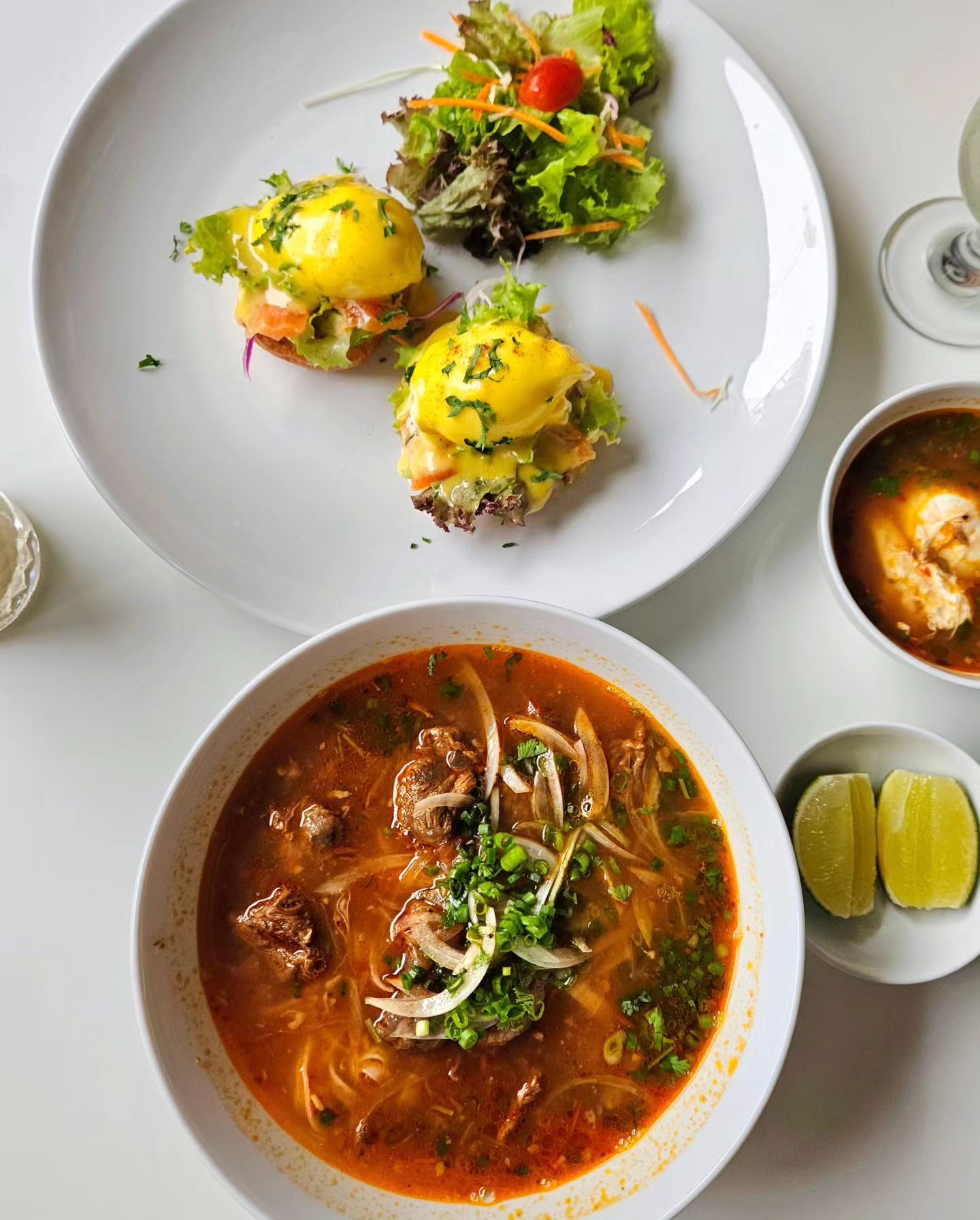 나트랑에서 정갈하고 간단한 식사로 가장 좋았던《Bay Deli Restaurant》입니다👐
여기는 현지식부터 양식, 브런치, 카페까지 다양해서 입맛 다른 가족 단위로 가기 정말 좋아서 추천드립니다😆 노상 식당보다는 가격이 있지만 휠씬 깔끔하고 맛있어서 합리적이었어요💞 파노라마스타비치호텔 앞이라 아침 식사로 특히 좋았네용👍

📍46 Trần Phú, Lộc Thọ, Nha Trang, Khánh Hoa 650000