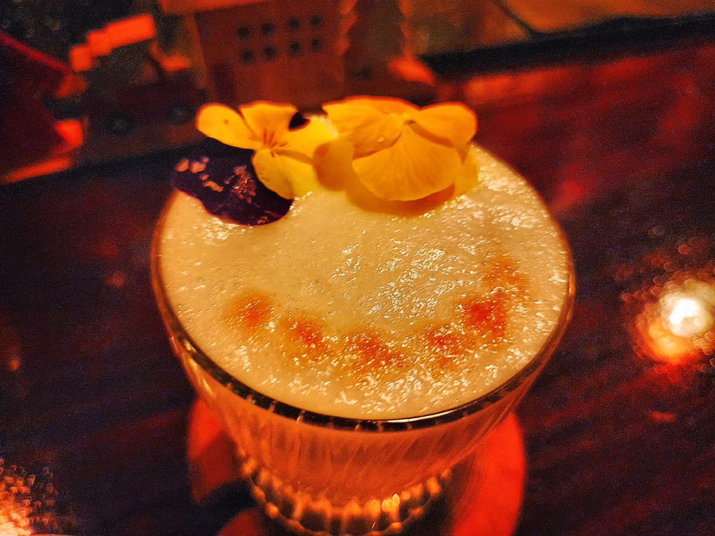 #잠실새내위스키바 #비바라비다뮤지엄 
가끔 혼술하는 비바리비다🍸🍸🍸
맛있는 위스키와 칵테일이 너무 많당☺️
민우 바텐더가 해주는 
계란흰자가 들어가는 엘더플라워사워 칵테일은
칵테일 안좋아하는 나도 최애 칵테일 🍸🍸🍸
날씨 추워지니 한잔하기 좋은 핫토딕은
은은한 시나몬향이 기분좋게 취하게한당☺️☺️☺️
위알못인 내가 반한 싱글몰트 피트위스키 #아드벡  #Ardbeg
강한 피트위스키의 훈연,스모키향이 매력적인 아드벡💜
행복하게 기분좋게 취한 어느날 밤 🌃🌃🌃
.
.
.
#위스키바 #피트위스키 #피트위스키추천 #잠실새내술집 
#혼술하기좋은곳 #혼술스타그램 #혼술그램 #혼술