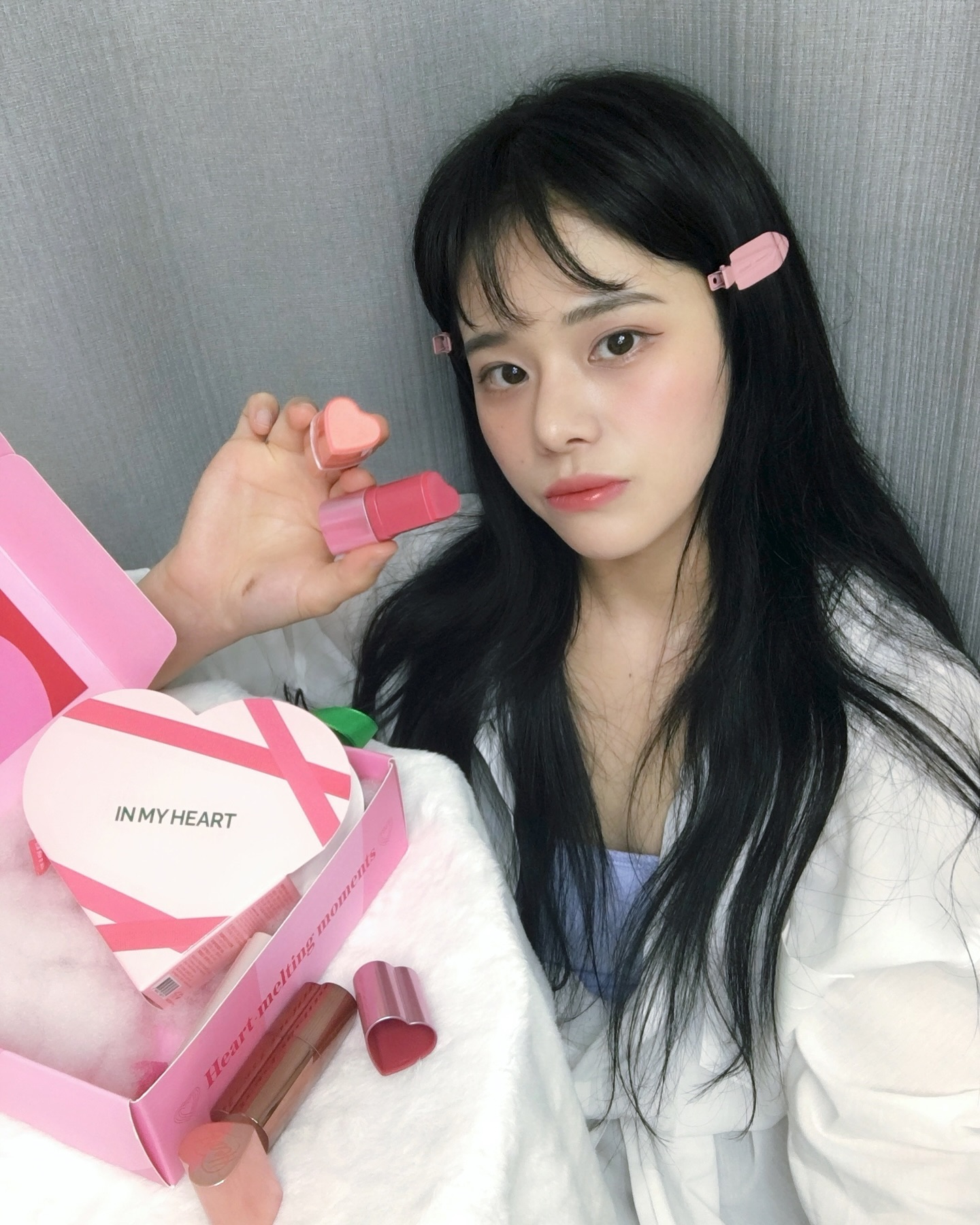 #광고 touchinsol.official 
‘하트 블러셔 3 color & 하이라이트’

너무 귀여운 하트모양 블러셔 3종과 하이라이트를 소개할게요 ღ 
스틱 제형으로 파우더 전에 쓰는게 좋고 그위에 파우더로 마무리해야 무너지지않고 오래가요!! 

가루형 블러셔랑 하이라이터는 눈에 들어가기도 쉽고 발색이 영 아쉽기도하고 사진찍어도 잘안보이는데 스틱형은 발색이 좋아서 톡톡 찍어주듯이 바르고 스펀지로 이용해 펴발라 주었어요 😚

저는 핑크색상과 코랄색 둘다 맘에들어서 양쪽에 한번씩 발라봤는데 너무 두색 모두 이쁘더라구요! 같이 레이어드하면 더이쁠것같아서 담에 화장할때 해보려합니다🤭

레디시 브릭 색상은 쉐딩하기에 너무 좋아요 ,,스틱 쉐딩이 원래 더 좋다고 들었는데 진짜 최고👍🏻👍🏻
하이라이터는 손가락을 이용해 바르는것이 제일 베스트랍니다 !😆

터치인솔에서 7월 3주간 런칭기념 최대 54% 할인 중이라고 하니 
구경한번 가보셔요 🫶🏻🥰