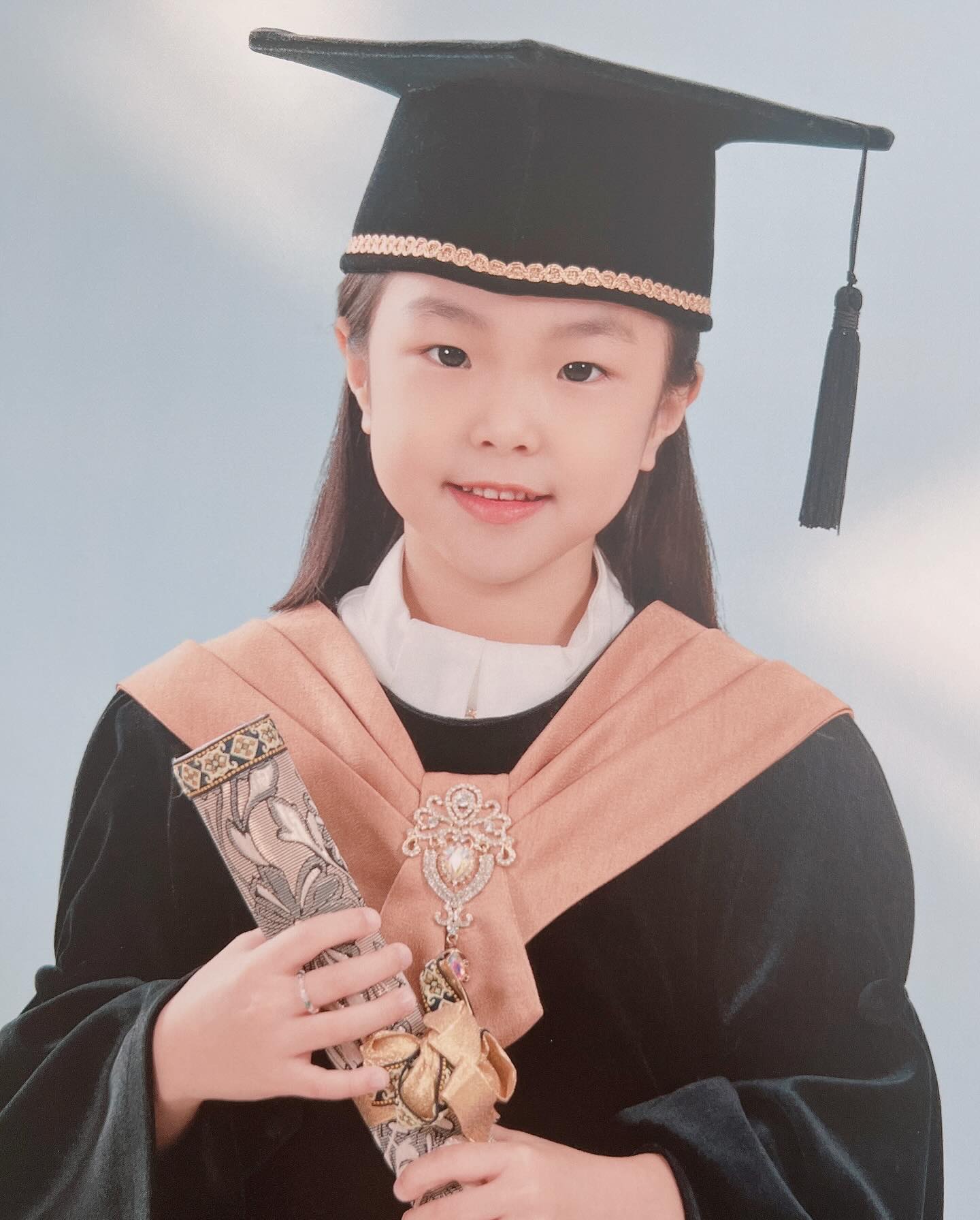 사랑하는 라은이의 유치원 졸업 사진을 보면서 
또 한 번 시간이 이렇게 빠르다는 것을 실감한다

어린이집 유치원을 지나
이제 초등학교로 입학을 앞둔 우리 라은이

토실토실 우량아로 태어났는데
지금은 집에서 제일 몸매가 좋은(?) 우리딸

벌써 내일이면 유치원 졸업식이네^^
내일은 아빠와도 사진 많이 찍자 우리딸

#사랑하는딸❤️ #고마워 #사랑해 #졸업 #졸업식