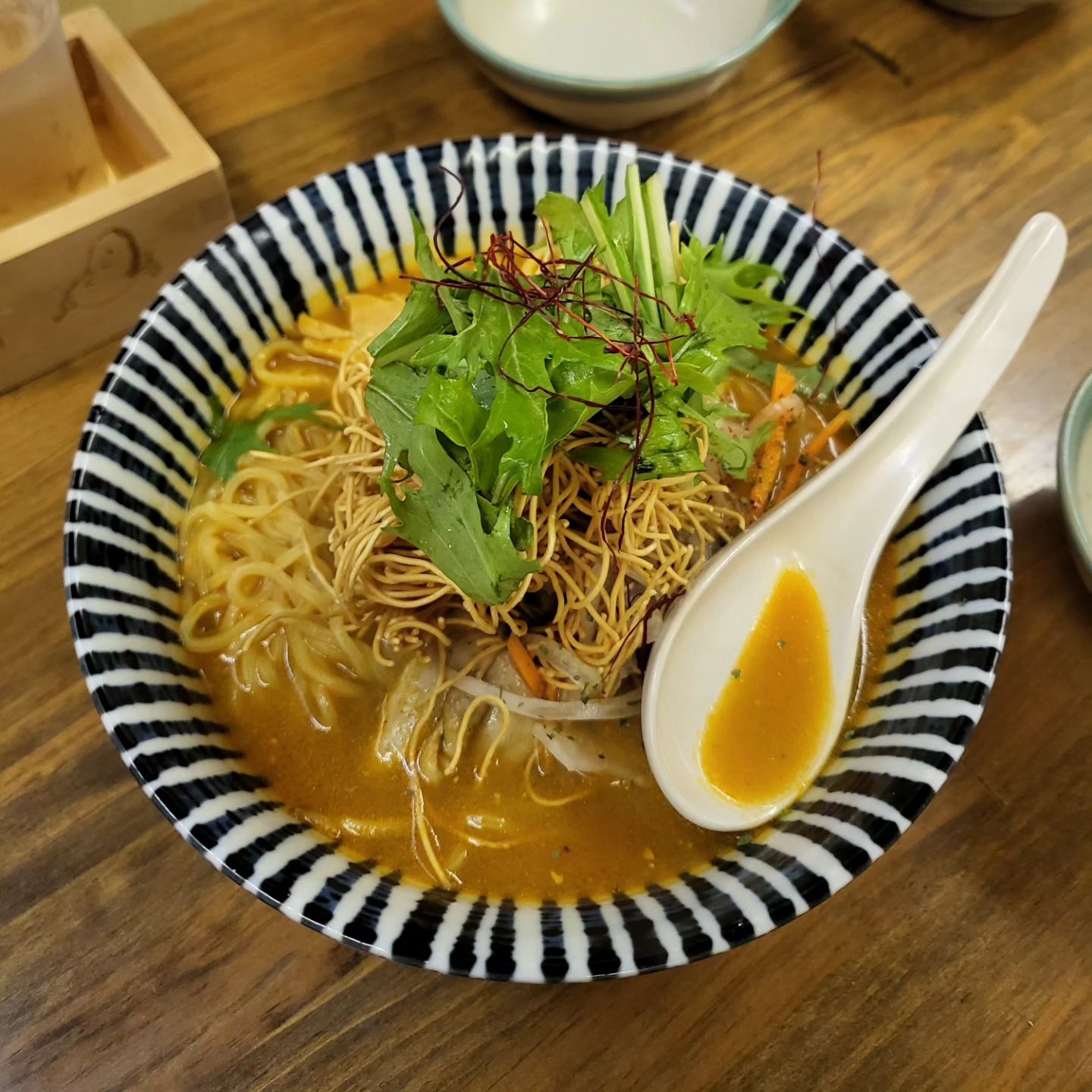 쉐프님때문에 꼭 올리고 싶던 이자카야
tocotowa.beppu 

숙소 근처에 위치해 있어서 방문해봤는데 
어디서 왔냐며 반갑게 맞이해주시고는 
한국에서 왔다니깐 
서울여행도 가봤고, 한국을 너무 좋아하고 아이돌도 좋아하고  피지컬100도 이야기하시며😊(나보다 더 잘 아시는 듯ㅋㅋ)
계속 일본어와 영어를 섞으며 이야기 나눈 덕분에 너무 즐거웠던 곳👍 

물론 음식도 다 맛있었습니다😆
.
서비스로 웨지감자까지 주시는 감동🫶 
다음에 벳푸에 가면 꼭 다시 가겠습니다🫡

 #벳푸이자카야 #벳푸여행 #벳푸맛집 #니혼슈 #お酒 #tocotowa #beppufood #とことわ #여행의이유 #이자카야맛집