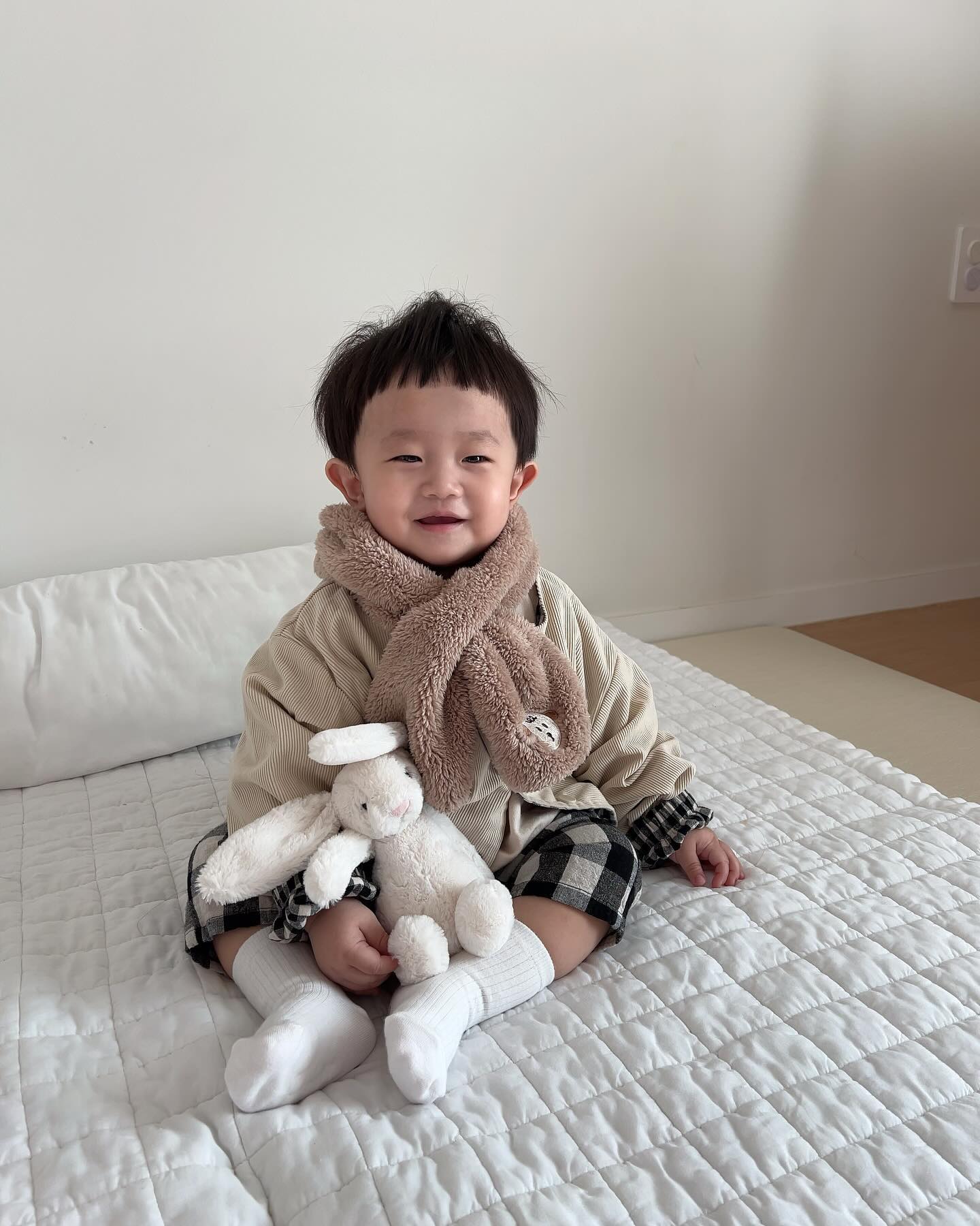 머리 붕 뜬채로 등원한다 ㅋㅋㅋㅋ
해맑게 웃는거 왤케 귀여운데 ❤️❤️

#등원룩 #어린이집룩