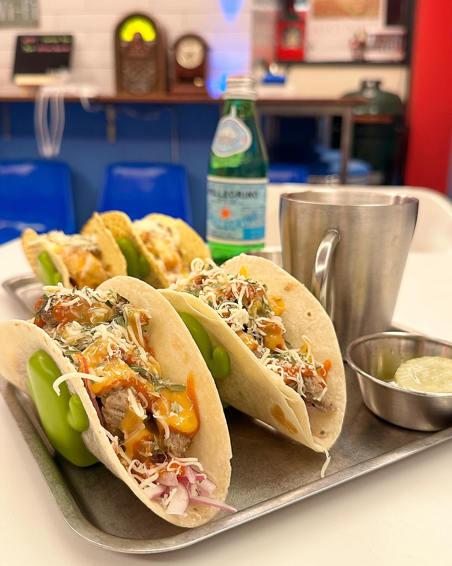 #협찬 
뚝섬역에 숨은 멕시칸 신상 맛집 
”깔리뇨타코“🌮

오늘의 픽 메뉴🍴
콘 또띠아 새우 타코 2pcs 12,500원
밀 또띠아 비프 까르네 아사다 타코 2pcs 11,500원
오르차타 3,000원
탄산수 2,000원

깔리뇨 타코에는 또띠아가 콘, 밀 두 종류가 있어요
처음 보는 콘 또띠아는 옥수수 가루와 밀 배합으로 수제로 
제조했고 부드러운 나쵸를 먹는 느낌이었어요

새우 타코는 최상급 적새우를 사용해 
불향을 입혀 넘오 마시짜나🤤

비프 타코에 고기는 각종 과일로 24시간 숙성해서
그런지 새콤하면서 부드러웠고
고기가 가득 들어 있어 씹는 맛이👍🏻👍🏻

재료를 미리 만들어 놓는 게 아니라
즉석에서 직접 만들어서 조리해 주셔서 그런지
더 프레시하고 따끈따끈해서 맛있었어요

오르차타는 처음 먹어본 음료인데 
견과류와 계피가 들어간 달달한 스페인 대표 음료예요
츄러스 먹는 듯한 개운한 맛이었어요

서울숲 근처에 있어 피크닉 갈 때 포장해서 가기 딱 좋아유❤️

carino_taco

주소
👉🏻 성동구 왕십리로4길 10-12 지1층

연락처
👉🏻 0507-1363-4552

영업시간
👉🏻 매일 13:00 ~ 20:00 / LO 19:40
👉🏻 재료 소진시 조기 종료

#디너의여왕 #성수동타코 #뚝섬역맛집 #깔리뇨타코 #성수타코맛집 #타코맛집 #서울숲맛집 #신상맛집 #멕시코음식 #먹깨비 #먹방투어 #설연휴 #연휴시작