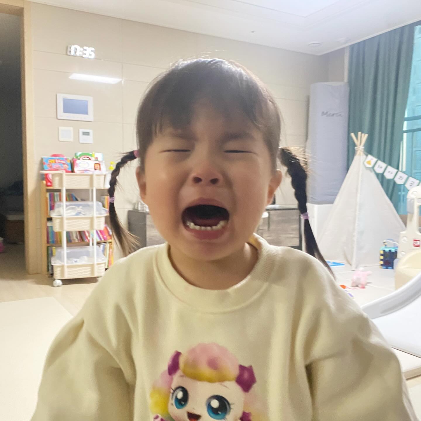 #채아스타그램
요즘 채아 성장 상태👧🏻
작년 중순까지는 ‘아니야’ 병이었다면
이제는 ‘내가’ 병에 걸려서 본인이 다 해야함
본인이 해야하는걸 엄마나 아빠가 한다? 그럼 원상복구해서 다시 처음부터 해야함ㅋㅋㅋㅋ
그리고 자기주장이 점점 강해지고 떼도 엄청쓰고..
차 탈때는 카시트 안타려고도 하고 어떨땐 주행중에 카시트 탈출도 함 ㅠㅠㅠㅠㅠㅠㅠ
집에서는 이렇고... 밖에 나가면 외부인 눈치는 또 본다고 귀엽고 조용하게 인사해주니 사람들은 귀여워한다😅
아이고오 엄마살려🤣
.
#헬육아 #딸맘 #29개월아기 #내가병 #육아 #귀염둥이 #밉상 #미운3살