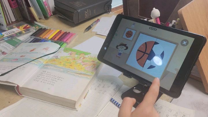 조카랑 놀아주기. 
동생이 국시준비하는 막바지 한달간
바~짝 조카 돌보는 이모입니다~~ㅎㄷㄷ 
남자아이들은 잠시도 심심한 걸 참지못하는군요. 학습지라도 시켜야 될라나~~했드니, 네이버에서 착한 앱. 출시해서 고맙네요

유아유튜브는 그냥 쳐다만 보는거라
애가 보고나서 그만보라면
성질을 ~성질을 부리고 폭력적으로
변해서 자주보여주는게
걱정됐는데 

쥬니버스쿨은
미션을 이행하니까 계속 머리도쓰고
손도 쓰고 바쁘게 움직여서 
학습이 잘 되는것같고 좋아보여요
시간설정과 횟수설정도
할 수 있어서 설정 시간 끝나면
끝났다고 저절로 끝내지는 마법~~~

다만, 너무 신세계를 만난탓에
쉬고 또하고 쉬고 또하고
뇌섹남 되려나봐요 ㅎㄷㄷ

#쥬니버스쿨#유아앱#엄마표코딩#조카돌보기#아들은달라#뇌색남#유치원생쉬는날