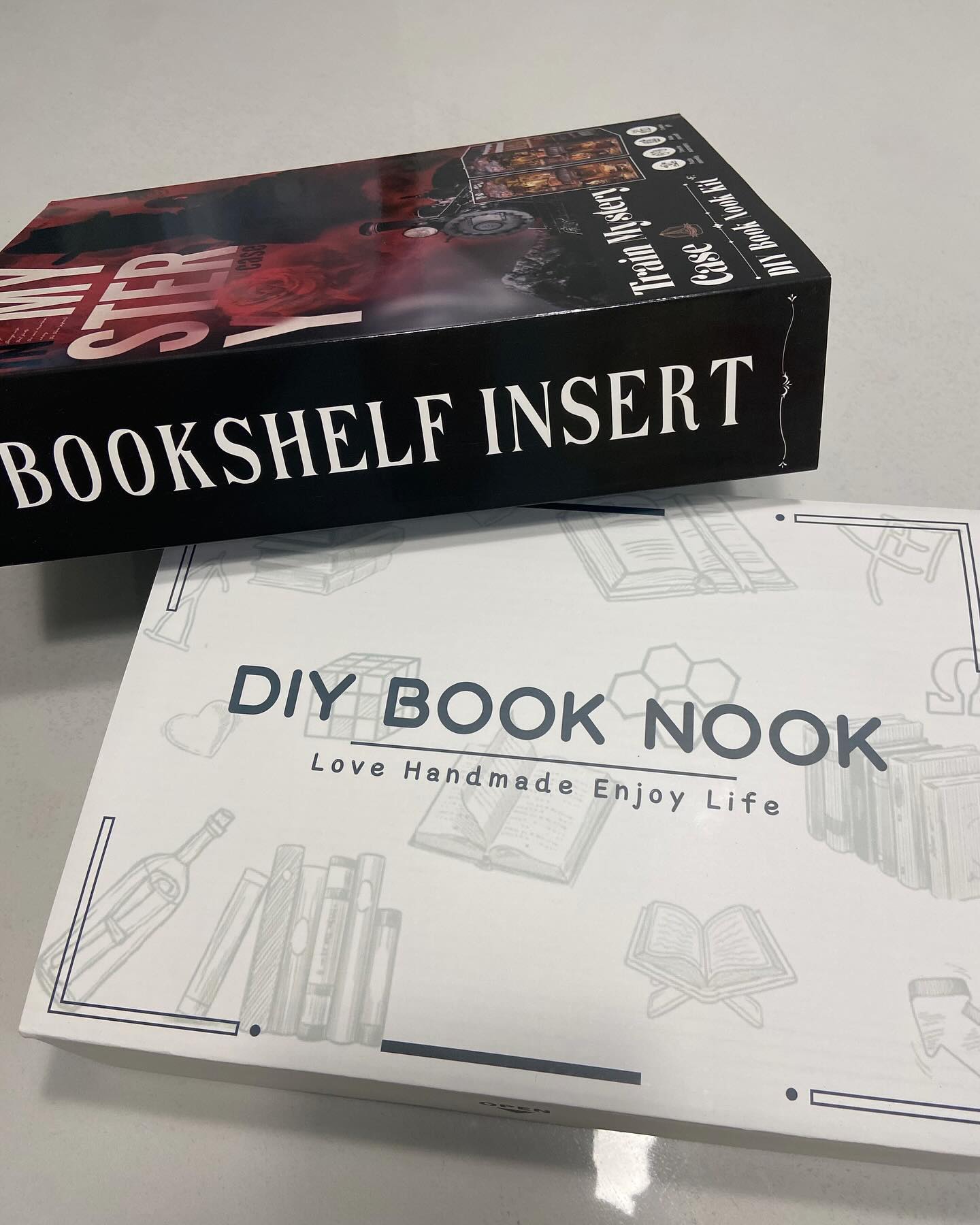 인스타 릴스 유튜브 쇼츠는 
잠시 멈추고 디지털 디톡스 해요 

디모 DIY 미니어처로 
디지털 디톡스 시작하기 ‼

깊은 몰입, 집중력이 생기고 
성취감까지 얻을 수 있는 
미니어쳐 하우스 미스터리 열차 북눅 

친환경 뉴질랜드산 우드 소재를 
레이저 커팅한 제품이라 
깔끔한 마감에 튼튼해요 

완성 후 인테리어 소품으로
활용하기에도 좋은 
디모 DIY 미니어처

생일, 집들이, 졸업, 기념일 
특별한 날에 잊을 수 없는 
선물이 퇼 수 있는 북눅이에요 

미니망치, 더스트커버
미니공구세트, 만능본드
AAA타입 건전지까지 
올인원 패키지로 간편하게 만들 수 있어요 

여러 안전 기관 검증 마친 제품이니 
남녀노소 안심하고 즐겨요 

무더운 여름 
시원한 실내에서 하기 좋은 
취미 생활 디모 DIY 북눅으로 
디지털 디톡스해봐요 🎮

#미니어처 #북눅