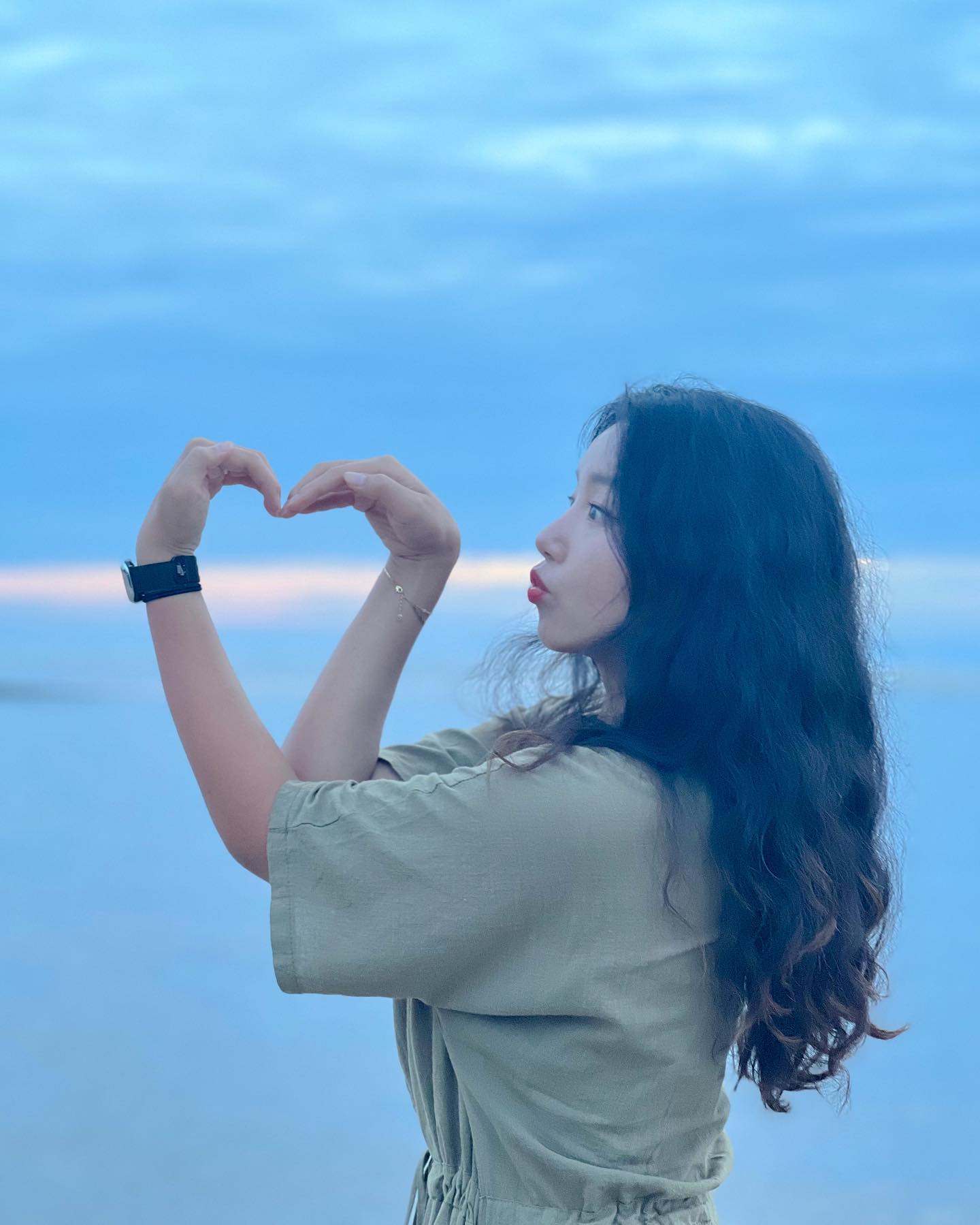 🫶🏻 
하트 열심히 만들구 배에서 지쳐버렸다..!🫶🏻
악어랑 반딧불이도 만나구 배 위에 있는 내내 반딧불이가 딱 3마리 올라왔는데 그 3마리 중 한 마리가 내 손 위에 올라와서 진짜 감격🥹✨🙏🏻

.
#말레이시아 #코타키나발루 #해외여행 #여행
#자유여행 #바다 #윤슬 #노을 #정글 #하트 
#악어 #보트투어 #반딧불이 #해변 
#malaysia #kotakinabalu #beach
#sunset #Crocodile #travel #firefly
#Jungle #junglecruise #heart