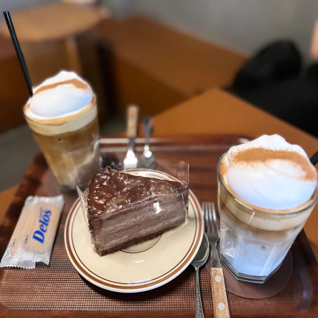 #협찬 #리뷰

영등포구청역 인근 최고의 아인슈페너 맛집, 완벽한 커피 타임!영등포구청 근처에서 아인슈페너를 맛볼 수 있는 최고의 장소를 찾고 계신가요? 
오늘은 바로 그 완벽한 카페를 소개해 드리려구요~
카페 버킷리스트는 영등포구청역 7번 출구 바로 앞에 위치해 있습니다. 이 카페는 아늑하고 편안한 느낌으로 꾸며져 있어 혼자서 조용히 책을 읽거나 친구들과 담소를 나누기에 아주 좋구요
모던하면서도 따뜻한 분위기를 주어 누구나 편안하게 시간을 보낼 수 있었어요
내부는 힙하고 빈티지한 인테리어로 꾸며져 있어 분위기도 좋았어요!
이곳의 대표 메뉴는 단연 아인슈페너인데요
 진한 에스프레소 위에 부드러운 크림이 올라가 있어 첫 맛부터 마지막 한 모금까지 만족스러운 커피를 느낄 수 있어요~
 커피의 쌉쌀함과 크림의 부드러움이 완벽한 조화를 이루어 한 잔만으로도 충분히 행복해질 수 있습니다!
 특히, 찬범슈페너와 버킷슈페너도 유명하니 꼭 드셔보세요!
또한, 얼그레이 갸또쇼콜라 같은 디저트도 엄청 맛있습니다. 
항상 신선한 원두를 사용하여 커피의 풍미를 극대화하며, 직원분들도 매우 친절하세요
 주문할 때마다 기분 좋은 인사를 건네주어 기분이 좋아지더라구요
무료 Wi-Fi가 제공되어 작업을 하거나 공부를 하기에도 좋은 환경이며, 바쁜 일상 속에서도 간편하게 테이크아웃을 할 수 있어 편리합니다. 영등포구청 근처에서 특별한 아인슈페너를 즐기고 싶다면, 카페 버킷리스트를 강력히 추천합니다. 진한 커피와 부드러운 크림의 완벽한 조화를 경험해 보세요. 이곳에서의 커피 한 잔이 여러분의 하루를 더욱 특별하게 만들어 줄 것입니다!

#영등포구청카페 #영등포구청역카페 #영등포카페  #당산카페 #문래카페 #아인슈페너맛집 #커피맛집