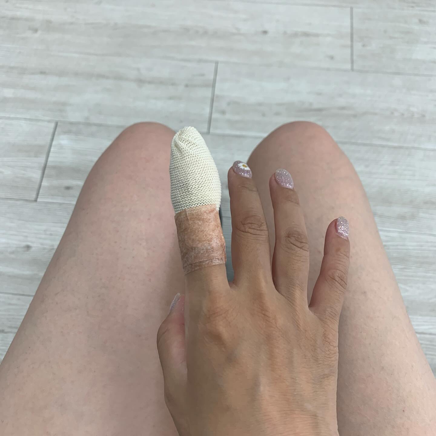 ⠀⠀⠀⠀⠀⠀⠀⠀⠀⠀⠀⠀ ⠀⠀⠀⠀⠀⠀⠀⠀⠀⠀⠀⠀ ⠀⠀⠀⠀⠀⠀⠀
겉에 아물었길래
병원 안가고 그냥 물도 닿고 방치했더니
염증이 생겼는지, 스쳐도 아프다.
다시 항생제 먹어보고 안 잡히면
대학병원서 째고 꼬매야 한단다.
의사쌤이 병을 키워왔다고 구박하신다.
쩝...
-
-
-
-
#일상 #소통 #방심하다봉변 #손가락염증 #여름이싫어