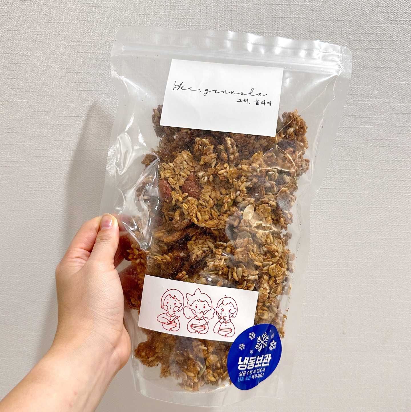 그래,놀라다!! 
작명센스 넘넘 좋구요 😖

아주 맛있는 그래놀라가 왔어요~~ 
제가 먹은건 오리지널 꿀맛 !! 
이 외에도 맛 종류가 엄청 많아요
오리지널 꿀, 플레인, 바나나, 토코, 콩고물
딸기, 피넛버터, 말차, 치즈, 민초

260g 에서 키로 단위까지 원하는 양 주문가능!

지금까지 먹어본 그래놀라는.... 그냥 그랬는데
증말 계속 먹고싶을 정도로 마시써요 
요거트랑 같이 먹으려고했는데 
그냥 간식으로 다 먹어치울 판.. 🥲

믿고 먹을 수 있는 그래놀라예요! 
구매 원하시는 분들 궁금하신 분들 DM주세요!! 😍

#그래놀라 #그래놀라다 #다이어트 #그래놀라다이어트
#운동 #데일리 #일상 #식단 #식단조절 #식단공유 
#다이어트정보 #다이어트레시피 #다이어트소통 
#다이어트음식 #운동초보 #데일리 #맛스타그램 
#먹방 #요거트그래놀라 #요거트 #먹스타그램 
#음식사진 #간식 #그래놀라간식 #간식추천 #간식스타그램