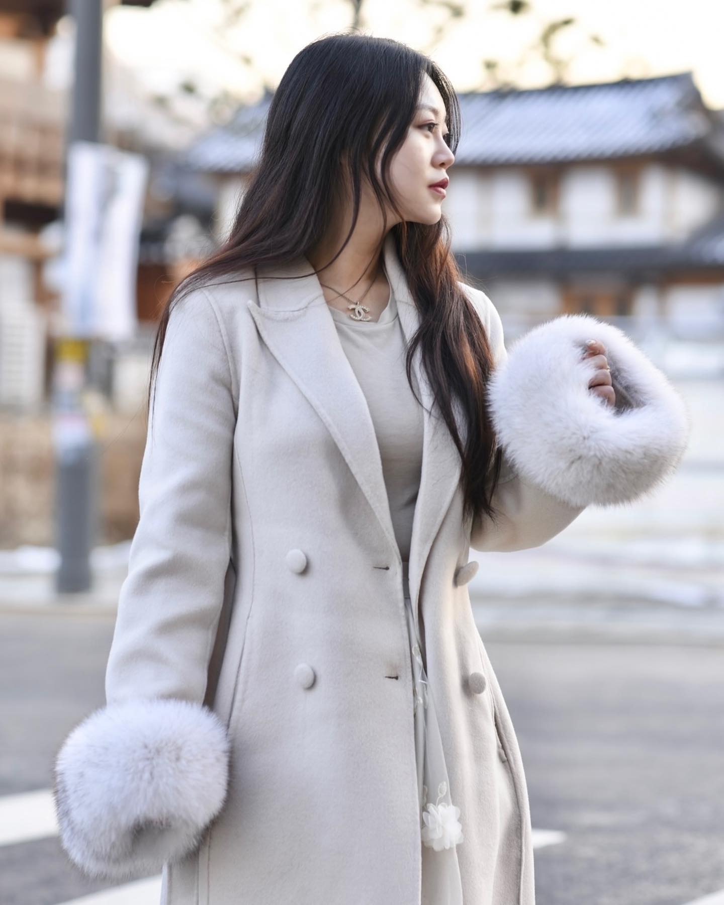 2023년 마지막 , 그리고 26살 때의 나의 흔적들 ✨  그림에 필라테스 에 쇼핑몰까지 , 고생했고 알찼다💪

 작년 이맘때 쯤 새맘 새뜻으로 설렘과 기대로 시작했었는데, 역시 인생은 늘 곡선이라고 예상과 다르게 인생 최악 . 진짜 너무 힘든순간이 강하게 몰아쳤었던 봄 에 이어 멘탈나갔던 여름, 기댈곳없이 온전히 혼자 시간을 흘려보내던중 위기속 기회라고 시간이 아까워 최대한 멘탈잡고 내 목표들을 다시 들추며 꿈만 생각하며 달려왔던나 ✨돌이켜보니  혼자 모든걸 감당하며 이겨냈고, 돈 주고 살수없는 깨달음 과 발전들 ,결과적으로 나의 목표였던것들은 다해냈네☺️ 이젠 대단하다는 말이 우선적으로 들을 만큼 값진 23년 일년사이 이게 다 실화 인가 싶지만 역시 인생은 독고다이 , 다신 돌아오질 않을 나의26살 마지막 31일 밤.  뿌듯함으로 보내주고 다시 새해 맞이해야지🫶