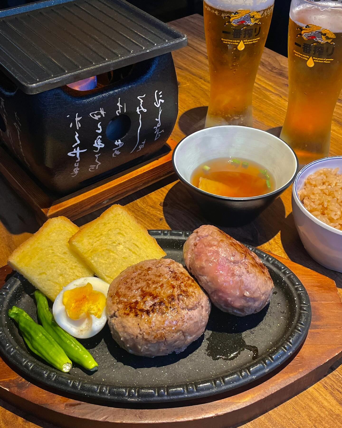 🧂쿄코코 대학로
안먹으면 손해인 숯불 함바그 맛집!

부드럽고 육즙가득한 두툼한 함바그는 완전 맛있었습니다👍🏻 일본 놀러온듯한 분위기에 직원분들 모두 친절하셨어요. 일본에서 먹은 소고기 함박스테이크보다 쿄코코가 더 맛있습니다. 화로에 구워먹는 함바그가 기름이 좀 많이 튀지만 잡내없이 입안에서 육즙이 파티하는 맛에 재방문할 예정이에요. 자신있게 추천드리는 맛집입니다🍺

서울 종로구 대학로11길 38-23 1층

#쿄코코 #쿄코코대학로본점 #일식 #숯불함바그 #함박스테이크 #부타동 #야끼도리동 #소바 #진갈비 #혜화맛집 #대학로맛집 #혜화 #대학로 #먹스타그램 #먹팔맞팔 #먹스타맞팔 #맛집스타그램