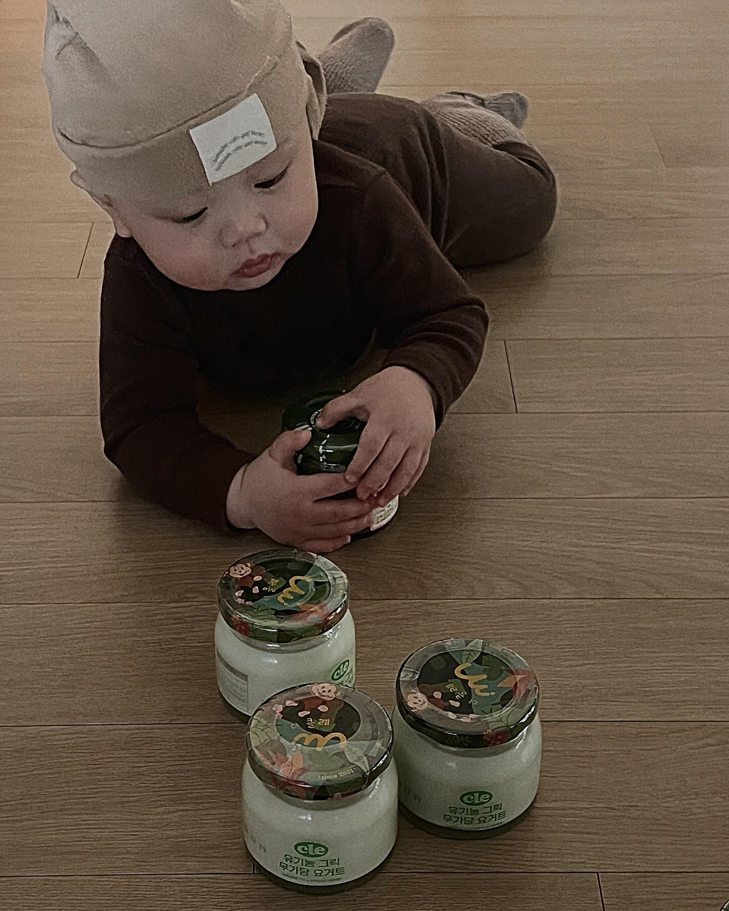 foodcare_cle 
처음 반응은 엘더베리쥬스랑 비슷했지만
곧 요거트 러버가 되어버림🦭

숟가락을 꼭 자기가 쥐고 먹으려고하는데,,
냅두는게 맞을까여,,,?🥲
.
.
#7개월아기 #7개월아기간식 #클레 #푸드케어클레 #그릭요거트 #아기그릭요거트 #아기요거트 #육아그램 #육아일기 #육아소통맞팔