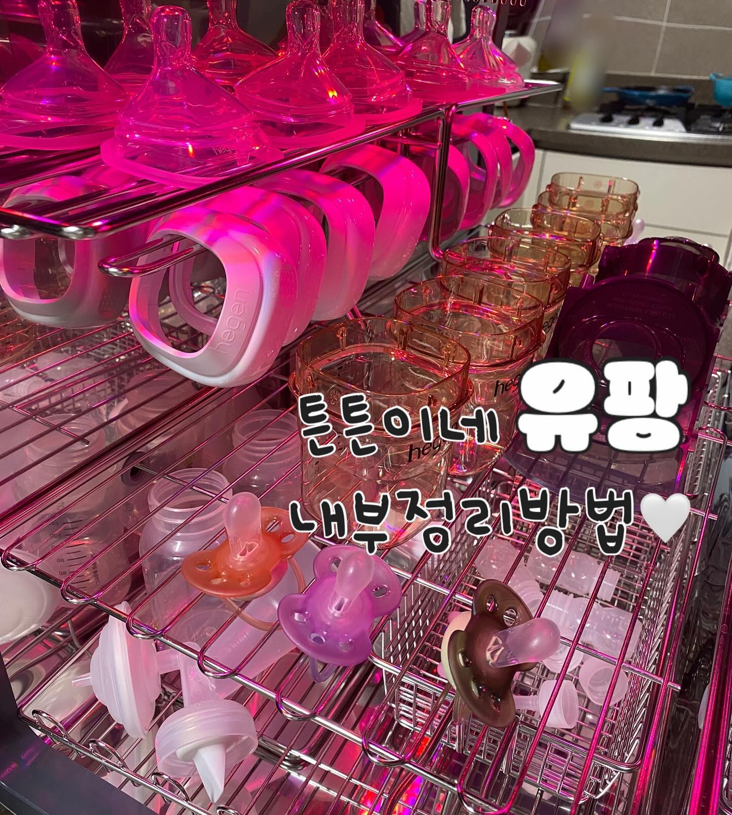 #제품제공 
튼튼이 맘마존에서 언제나 열일을 하고 있는 유팡🫶🏼 
젖병보관함을 사용하지 않고 유팡에 보관해요. 내부 공간을 잘 활용하고자, 소독이 완료된 젖꼭지와 스쿠류를 늘 조립해서 보관했는데, 저처럼 유팡을 보관함으로 사용하시는 분들께 24년 5월 2일 출시된 신제품을 소개해드려요!🤭
.
바로 세로형거치대와 수납형거치대랍니다. 

➰세로형 거치대에는 젖꼭지와 스쿠류 보관하기 넘 좋아요. 공간이 순식간에 더 넓어진 거 있죠? 

➿수납형 거치대에는 아기용숟가락과 물약병을 보관하고 있어요. 저는 물약병에 생리식염수를 담아 튼튼이 코에 흘려주기도 하고, 튼튼이 약을 먹을때도 사용하는데요. 직접 아가에게 사용하다 보니 항상 유팡에서 소독해주고 있어요. 다만 기존 선반 틈새로 자꾸 빠져서 소독할 때 마다 늘 애먹었는데, 수납형거치대는 촘촘한 격자로 되어있어 물약병 뚜껑까지 걱정없답니다!
.
거치대는 모두 유팡내부와 동일한 슈퍼 미러 스테일리스를 사용해서 연마제 등의 걱정은 없어요 👍🏻
언제나 가장 안전한 스테인리스를 사용해, 우리 아기를 위해 완벽한 유팡🩶
.
💌감사해요 upang_korea 
.

#유팡#유팡젖병소독기#유팡시그니처led#유팡시그니처led젖병소독기#젖병소독기#유팡살균모드#아기용품살균#아기용품세척#유팡아기용품살균#유팡아기용품세척#젖병소독기#멀티거치대#출산선물#세로형거치대#수납형거치대