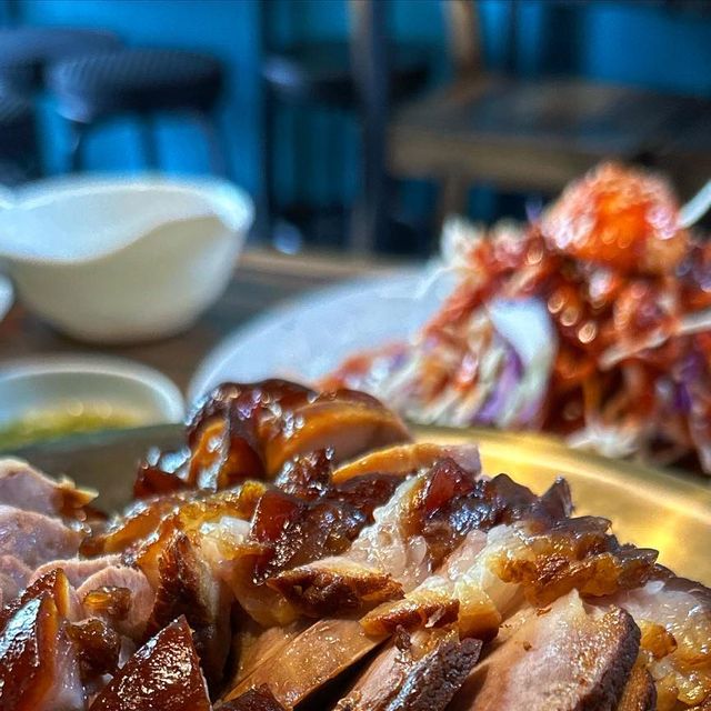 냠냠 on Instagram: "#광고 야들야들 족발과 새콤한 막국수의 만남 [호야네 족발_동대문점]🍖 집이랑도 가까워서 이번에 가게 된 호야네 족발집! 홀은 아기자기하게 피규어랑 레고같은 걸로 사
