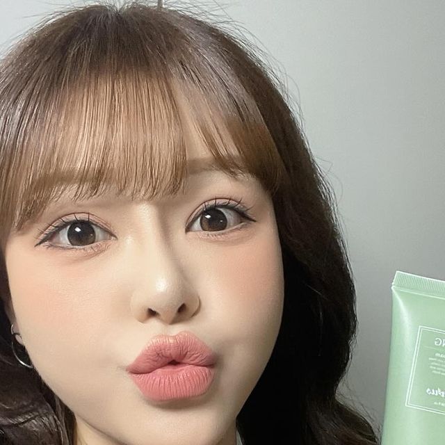 Üᴍɪʏᴀ on Instagram: "#광고
새싹에서 추출한 3 컴플렉스로(밀쌀, 브로콜리, 돌콩싹) 저자극 케어가 가능한 비건 폼클렌징이예요:)
부드럽고 풍성한 미세 거품이 피부 각질과 모공 속 까지 깨끗하게 노폐물을 제거해 주고, 화난 피부를 진정 시켜 건강한 피부로 가꾸어줘요
10종 히알루론산으로 세안 후에도 당김없이 촉촉하고, 자극에 지치고 예민해진 피부가 많이 진정되었고 보습력 또한 좋아졌어요
거품이 잘 나지 않고 세정력이 약한 약산성 클렌저의 단점을 보안해 주는 신개념 클렌저예요◡̈ 
#비건어스 #veganus #새싹클렌징폼 #비건뷰티 #새싹클렌징폼 #클렌징폼추천 #저자극클렌징폼 #비건클렌징폼 #시카클렌징폼 #진정클렌징폼 #폼클렌징추천"