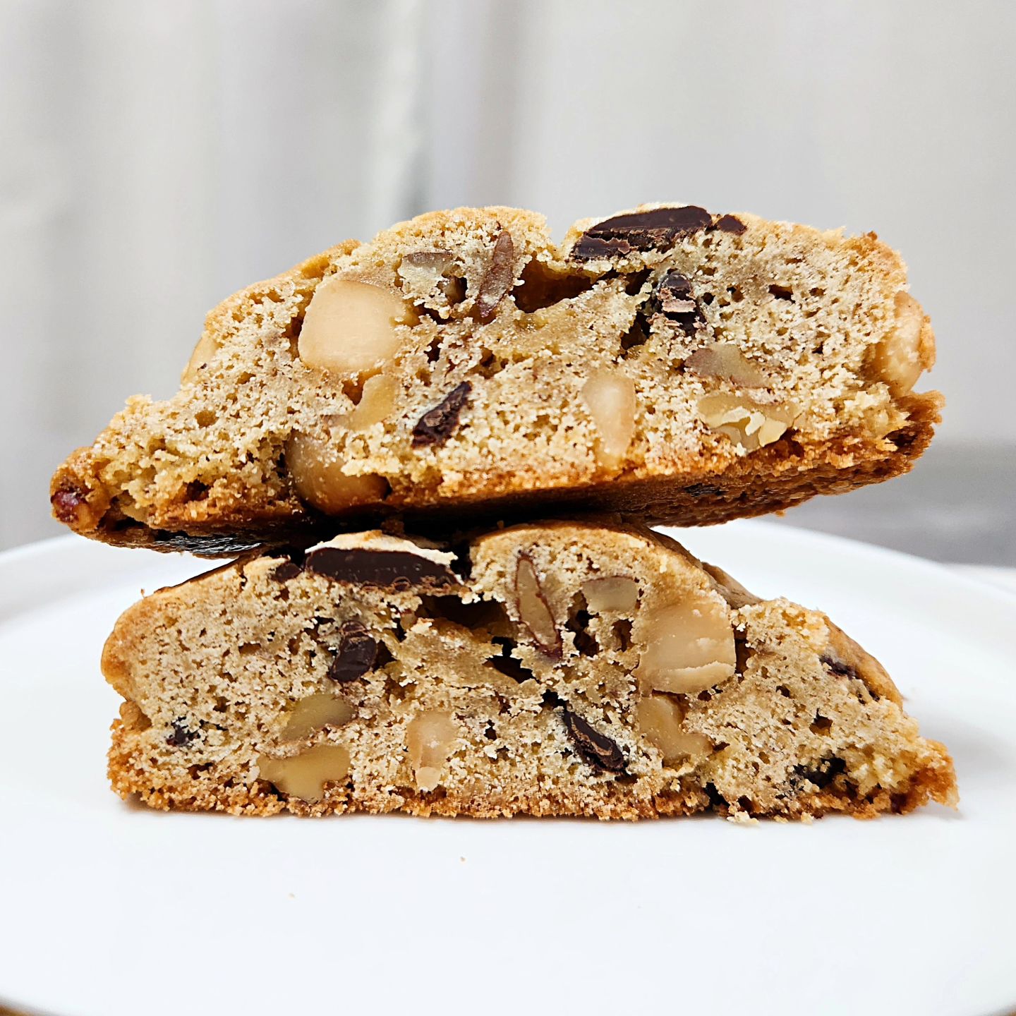 오늘은 쿠키앤크럼블의 🤎오리지널르뱅쿠키🤎
cookie_and_crumble.official #리빵_쿠키앤크럼블 #제품협찬

네이버 스마트스토어 "쿠키앤크럼블"에서 감사하게도 다양한 종류의 쿠키를 보내주셨어요! 여러가지 쿠키 중에서 뭘 먹어볼까 고민했는데, 역시 처음으로는 베이직한 쿠키를 맛보고 싶더라고요😋

#오리지널르뱅쿠키
딱 맛있는 르뱅쿠키의 정석이에요! 쿠키 겉면은 바삭한데 속은 부드러워서 식감이 너무 좋아요❣️ 제가 진짜 좋아하는 쿠키 스타일이더라고요🥰

역시 르뱅쿠키답게 견과류와 초콜릿이 가득 들어 있어요! 마카다미아와 피칸, 호두의 고소함이 잘 느껴지고 동시에 초콜릿의 달콤함이 더해져서 맛있었어요🫶

버터의 풍미도 잘 느껴져요! 버터향이 견과류의 고소함과 어우러져서 물리는 맛 하나도 없이 쑥쑥 들어가요🤤

르뱅쿠키는 2개를 보내주셨는데, 하나 먹고 너무 맛있어서 한개 더 먹어버린 건 안비밀...🥹

호불호 없는 클래식한 르뱅쿠키라 선물용으로도 너무 좋을 것 같아요✨️👍