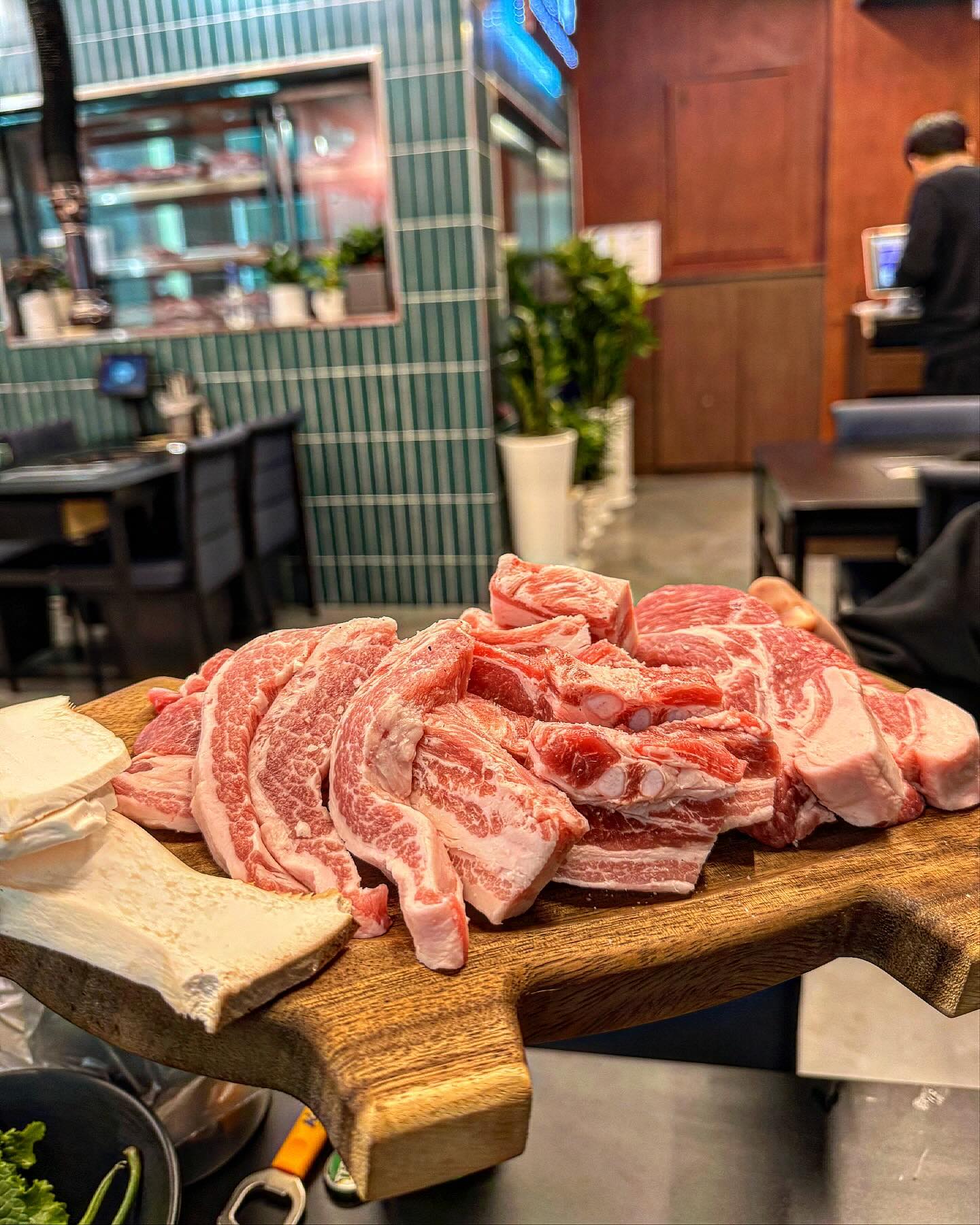 📢은평구 고기맛집 어디야 하면 무조건 여기! #선별고기 

🥇충북 제천에서 짱먹고 올라온 1등 맛집이에요
서비스로 생고기 김치찌개를 주신다구용!😲😲

🍖모둠한판이 49000
쫀득한 고기가 너무 맛있었어요
두명이서 너무 배부르게 먹는양!

🙊특히 갈치속젓 맬젓 등 찍먹 소스가 다양해서
더 맛나게 먹을 수  있었구요
원픽은 빵가루!
이거 진짜 최고… 
돈까스 맨들어 먹는것 같은데
너무 맛있었어요🤤

.
.
.
.
#선별고기 #선별고기서울직영점 
#구산역맛집 #구산역카페 
#food #은평구맛집 #은평구카페 
#은평맛집 #은평구고기집 #연신내맛집 
#연신내고기집 #food #좋아요반사 #먹방스타그램