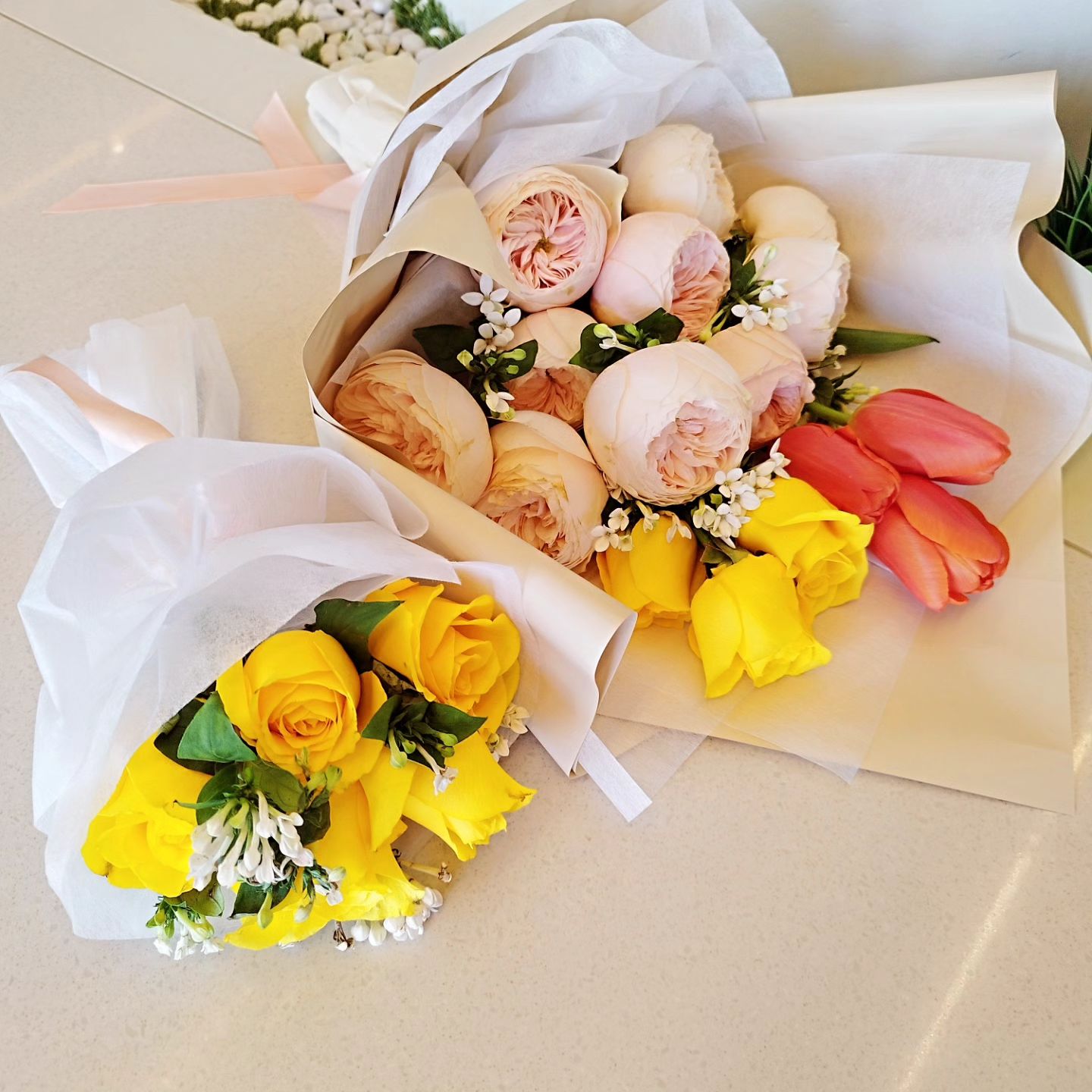 꽃다발 만들었다~
고속터미널 꽃시장 가서 구경도 하고
맘에 드는 꽃도 사고~
유툽 보면서 사부작 사부작~ㅋㅋ
신랑 졸업식에 짠~!
어려웠지만 만족스럽게 마무리...

.
.
#꽃다발 #셀프꽃다발 #고속터미널꽃시장
#고터꽃시장 #꽃다발만들기 #꽃