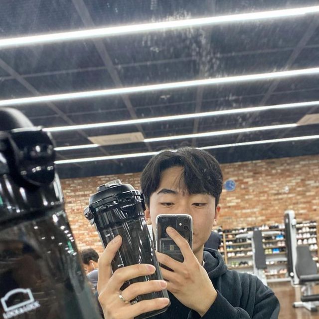이호경 |🎗| Jayden on Instagram: "#광고 #락앤락프로쉐이커 ⠀ 요즘 아침 저녁으로 헬스장 오는데, 더는 페트병 생수 안들고 다닙니다🦾 ㅎ힣 ⠀ 환경 호르몬 걱정 없고, 전용 믹서 내