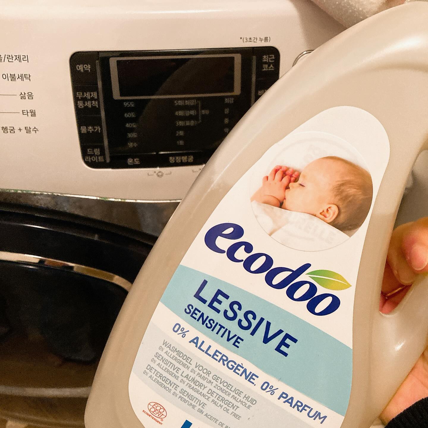 #협찬
ecodoo.official

매일 사용하는 세탁세제, 아기 피부에 
직접 닿기 때문에 성분을 
꼼꼼히 살펴 볼 수 밖에 없죠. 

에코두는 몸 속에 쌓이는 유해물질을 
걱정하지 않아도 되는 
유기농 인증 세탁세제 예요 :)

 피부가 민감한 아기나 인공향료에 
대해 거부감 있으신 분들이 
선택하면 좋을 거 같은 제품이예요. 

프랑스 오가닉 인증기관인 
에코서트 인증받은 제품으로 
고급 세정성분인 '아마씨유' 
함유되어 있어요!! 
세탁효과와 섬유보호까지 
되니 너무 좋아요 🫶🏻

.

#아기 #유아 #아기 #무향 #세탁세제 #육아 #육아맘 #육아용품 #육아소통 #육아스타그램 #아기스타그램