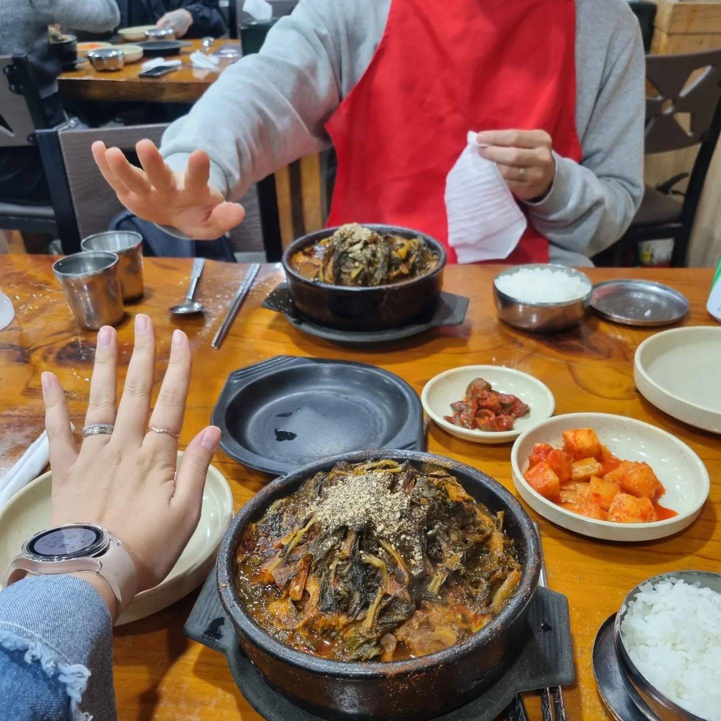 곧 문 닫는다는 나의 맛집...🥺
#권영분영동뜨끈이 ㅃ2👋🏻

울렁울렁 입덧 할 때도 
여기와서 속 달래고 완뚝했는데, 
현미가 나오기도 전에 마지막 뜨끈이라니...

아쉬워서 문 닫기 전에 한번 먹으려구 갔는데,
1시간 웨이팅ㄷㄷ
원래 이렇게 줄서서 먹는 집 아니였는데,
다른 분들도 폐업 소식에 아쉬우셨는가보다.

힝... 이제 뜨끈이 먹으러 어디로가나... 😭