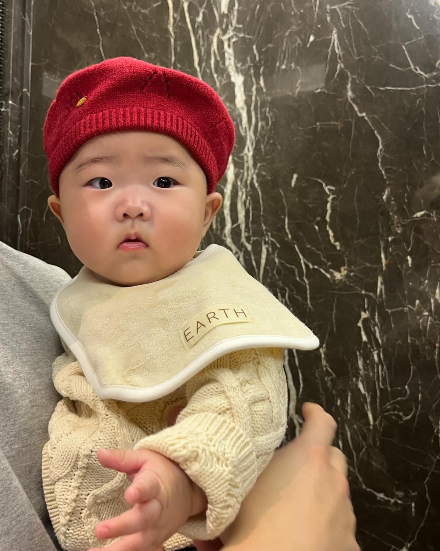 ⠀
⠀
설날 끝나고 백화점 나들이
체감무게9키로는 되는것같아 세라야,,,?
오동통통 볼살오른 우리딸😍
⠀
빕게팅 성공한 얼쓰 넘나예쁘구나💕
⠀