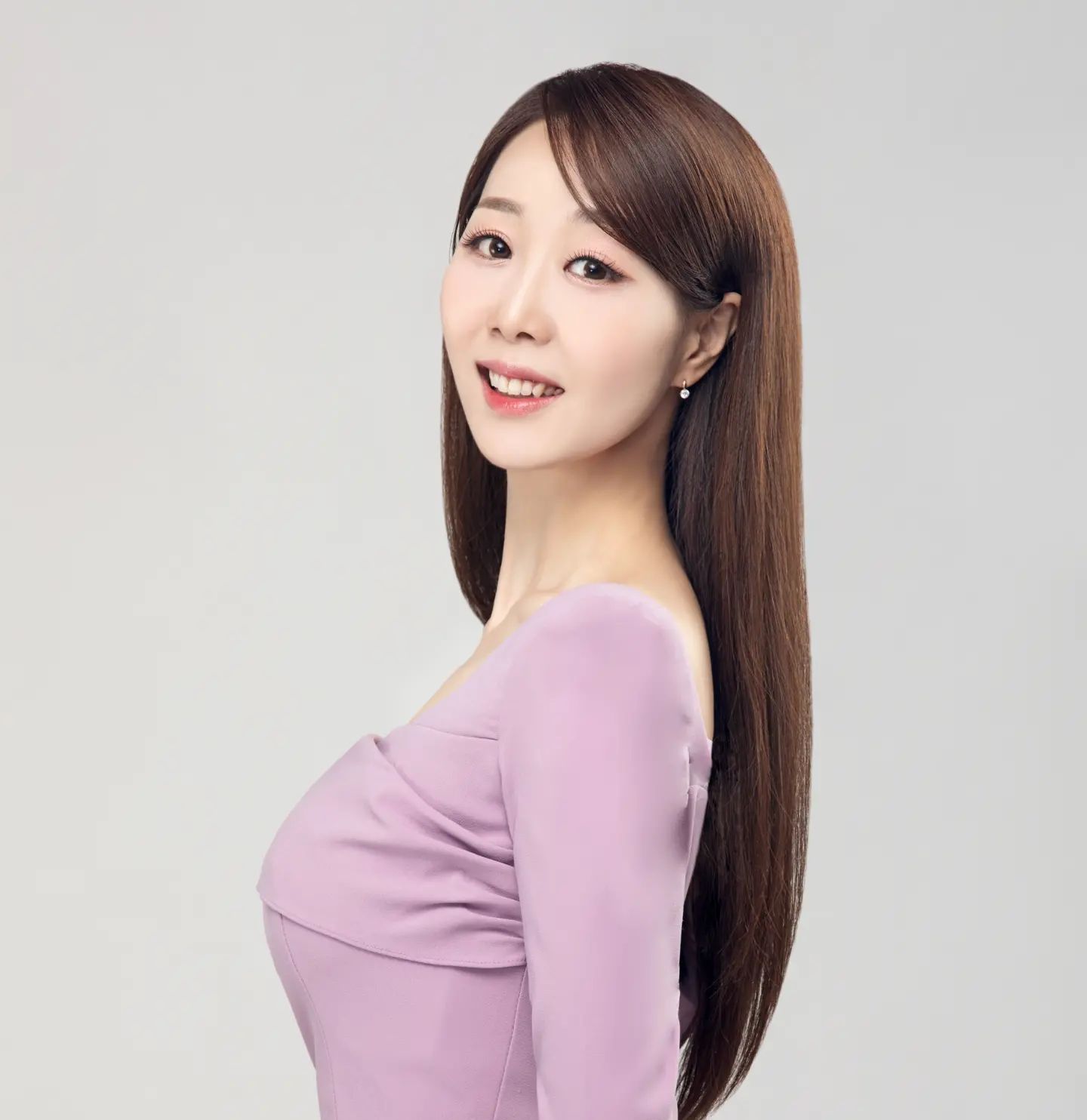 #쇼호스트프로필 #쇼호스트프로필사진 

이번에 프로필 새로 찍었어요!
저번과는 또 다른 느낌으로ㅎㅎ 

다른 버전도 조만간 올려볼게요
이렇게 프로필 부자가 되어갑니다 👀💕

저 오늘부터 7월 동안 1일 1피드 해보려고 하는데 
혹시 같이 하실 분 있나요??
✋손 들어주세요 같이해요!!!

이렇게라도 해야 강제로 올릴 거 같아서
같이 댓글도 달아주고 응원해 주고 그래요🤗
한 주도 모두 파이팅입니다 #월요팅

헤메, 의상 : vividrose1 
사진관 : gnal_official 
이쁘게 만들어주시고 찍어주셔서 감사합니당♡