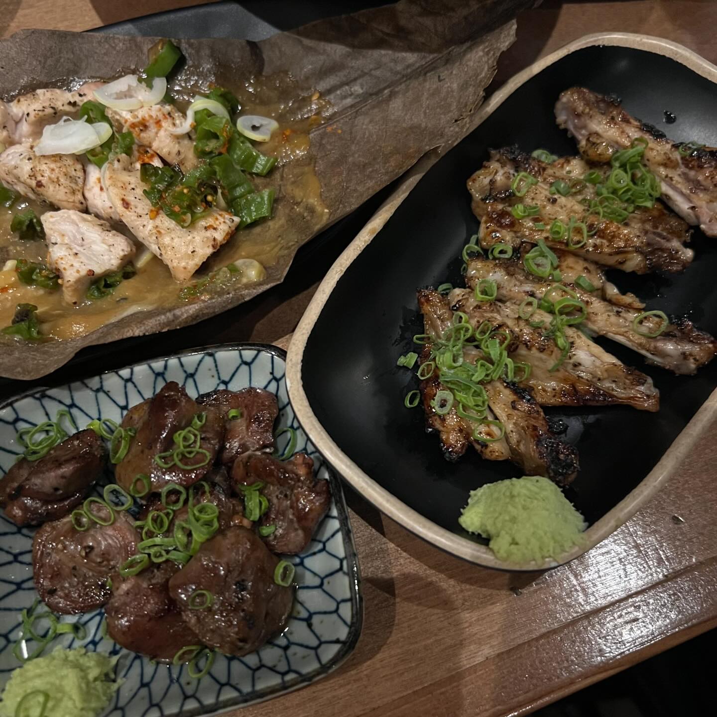 #협찬
이자카야 분위기 맛집 #로바타탄요
외관부터 실내까지 깔끔한 인테리어에
고급지고 모던한 분위기부터 합격✨
닭구이 5종세트에 닭가슴살추가하고 우동까지 뇸뇸🤤
바로 앞에 불판이있는데 직접 구워주시면서
설명도 해주시니 들으면서 먹는재미까지 솔솔
코스요리 먹는기분에 가격까지 착했던곳👏🏻👏🏻
데이트하기 좋은 이자카야 완전 추천🩷

#디너의여왕 #울산삼산술집 #울산이자카야
#울산맛집 #울산로바타탄요 #이자카야추천