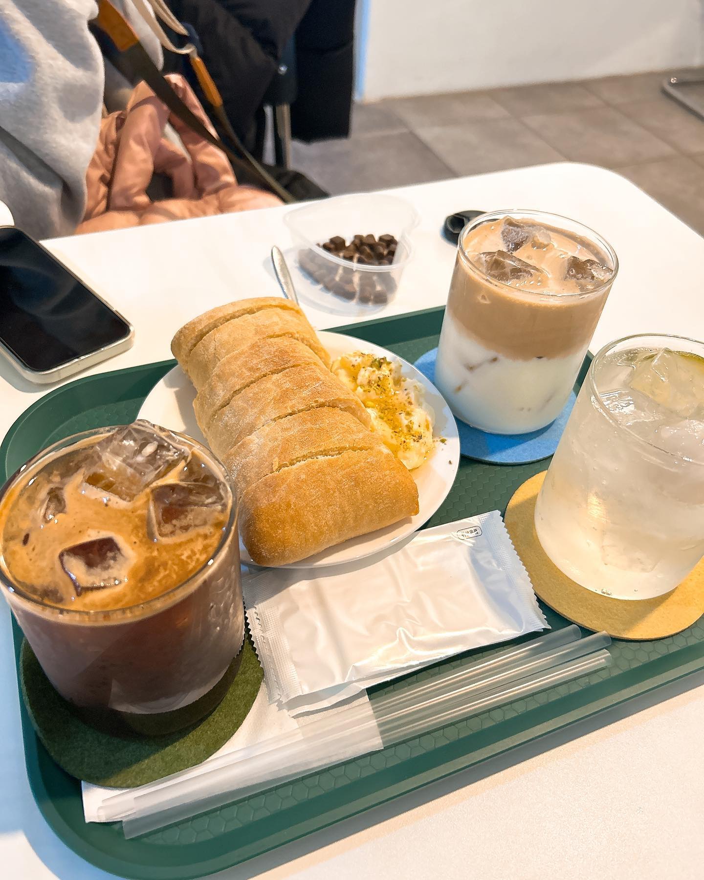 안산 중앙동 #하이디 

귀여운 멍뭉이 두 마리가 반겨주는 #카페하이디 

카이막 팔고있는데 빵을 뜨끈히 데워주셔서 카이막에 발라먹으면 꿀맛🤤💗 나는 #하이디라떼 시그니처 메뉴로 시켜봤는데 고소한 라떼 위에 버터크림이 올라가 달달하다 아인슈페너하고는 살짝 다름
카운터 근처에 앉아서 강아지를 귀여워하고 있으면 강아지 간식도 주셔서 강아지와 소통할 수 있음🥺💛 카이막과 강아지🐶 보러 가야하는 곳🥕

✅🥕🥕🥕🥕

#안산카페추천 #안산데이트맛집 #안산카페투어 #안산카페맛집 #애견카페추천 #안산맛집 #안산맛집추천 #안산데이트코스 #먹스타맞팔 #먹스타맞팔환영 #먹팔 #먹부림 #먹방스타그램 #먹팔맞팔 #먹팔해요 #먹방스타그램 #먹스타소통환영 #먹스타그램🍴 #먹스타그램촵촵