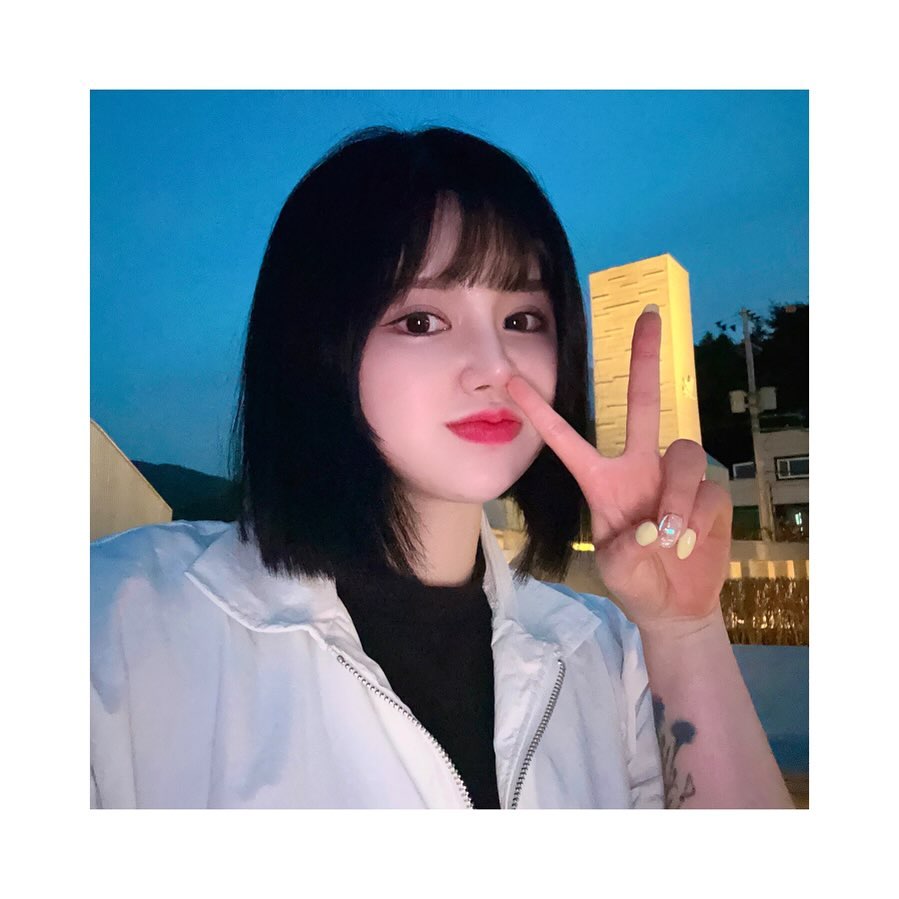 :)
__
울님들 저 오늘 얼탱이 없는 일을 좀 겪었습니다만 .... 🫤

아시는 분은 아시다시피 제가 팔이랑 다리에 타투가 좀 있잖아요 , 

그렇다고 와장창창 많은 건 아니지만 어느정도 눈에 보일정도는 있거든유 ..

오늘 병원에 초음파 보러 갔다가 진료대기를 하고 있는데 

옆에 따님과 같이 오신 할줌마? 같은 분이셨는데 제 다리를 계속 보더라구요

그러더니 하는말이 

: 몸에 그렇게 그림이 많으면 나중에 애기들이 크면서 무시 받을 수 있다고
  애기 가지기전에 지울 수 있으면 지워요 ~ 

엥???엥??!! 이건 무슨 개똥같은소리지? 너무 훅 들어와서 엄청 당황..ㅋㅋ

그래서 아....예..;; 하고 말았는데 계속 옆에서 궁시렁궁시렁 거리더라구요 

싸울 건 아니라서 자리를 피해 버리긴 했지만 기분이 너무 나쁘더라구요 🤯

내 몸이고 우리 엄마아빠도 우리오빠도 아무말 안하는데 왜 난리???? 

저도 나중에 걱정은 되긴하지만 , 내가 알아서 처신 잘 하고 다닐꺼고 

타투 한 걸 한번도 후회해본 적 도 없고 , 그렇다고 내가 나쁜사람도 아닌데

왜 주위에서 난리들이냐고!!!!!!! 아악!!! 안그래도 비와서 짜증나구만!!!!!! 

진짜 생각할수록 열이 받아서 한마디 할 껄 그랬나 후회중이예요 🤮🤮

몸에 타투가 있다고 나쁜 건 아니잔아요... 엄청 많은 것도 아닌데.... 

정말 세상이 나를 가만두지 않는구나 .... 라는 생각이 드네요 아오 🤬 

사진은 어쩌라고 하는 사진인데 혹시 티가나나요 ... 하하 짜증나 진짜 ...