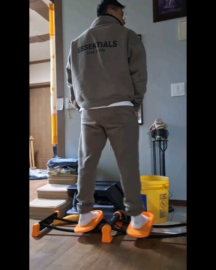 셀프리쉬 홈스윙보드 생각보다 운동 많이 되는데 사용하기 간편해요 🙂 맨 첫번째 영상처럼 가운데 지지대 세우고 양쪽 끝에도 주황색 끼워야되는데 중간중간 빼먹은게 많네요. 저처럼 대충 하면 매끄럽게 잘 안되니까 무조건 첫번째 영상 속처럼 지지대 6개 다 끼고 세운 후에 해야해요!
.
#셀프리쉬 #홈스윙보드 #다이어트 #홈트 #하체운동 selflish_official #오둥이🐕