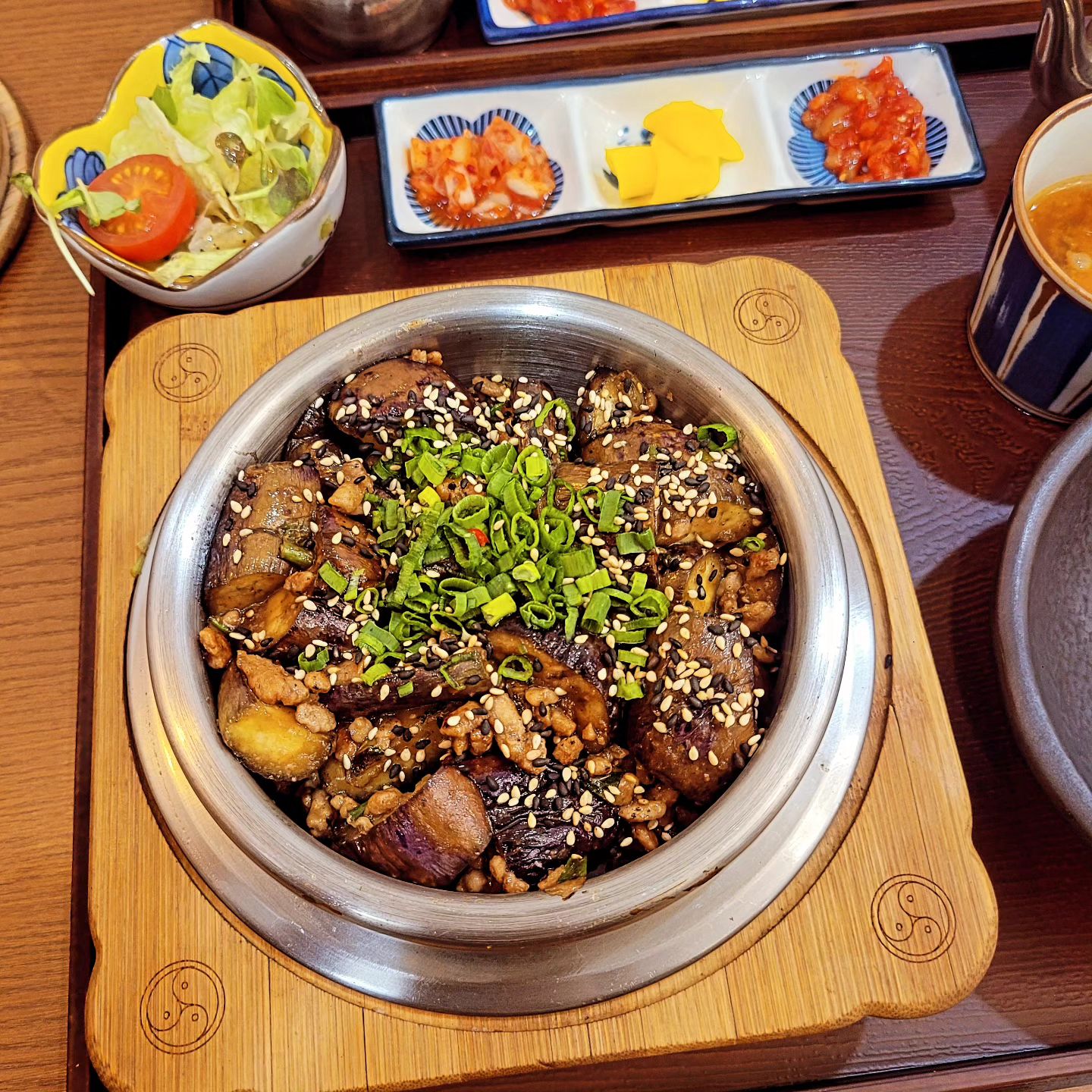 #담솥
#솥밥#가지솥밥
#타임스퀘어맛집 
#줄서서먹는맛집 

솥밥하나에 줄을 서나..
늘 줄이 길어서 못먹었다고 이번에 나 만나면서 먹어보자고 언니가 추천
오픈시간이 11시인데.. 이미 웨이팅

나는 11시03분 도착.
솥밥 나오는데 20분은 걸린듯..오래기다리네..
가지가 참 맛나구나..

오늘은 개인적으로 일이 많아서 심란하던 날. ㅠ.ㅠ

근데 해결이란게 이런거구나..
또 쉽게 풀리게되는.
아...근데 모든게 지나가는거보면  내가 걱정한다고 어떻게한다고 해결이 되지않는다는거..
그냥 순리대로..

잠을 일찍자야겠다..!

대학동기언니 만나 너무 좋은시간.
가장친했던 언니인데..
어제 만난거처럼..늘 좋고 그냥좋다.

둘이 맛난거 먹고 행복하게 돌아온 보람이있네.