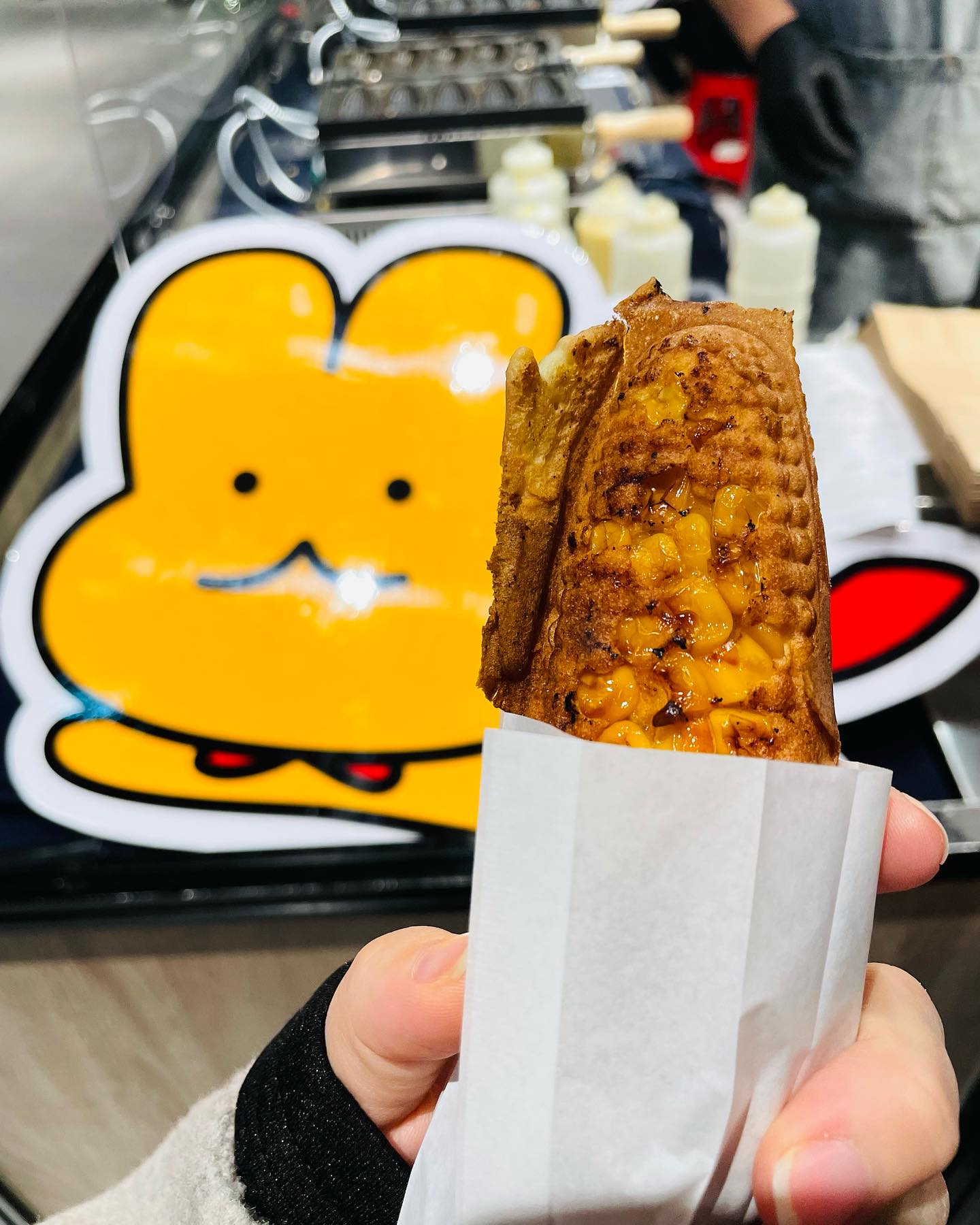 💛현대백화점 - 옥빵맨🌽
✔️옥수수 완전 가득가득
✔️버터의 고소한 풍미+겉바속촉
✔️겉에도 옥수수 + 안에도 옥수수 폭탄

.
.
😋하나 맛보고는 바로 한 봉지 세트로 구매해서 
집에 가지고 왔는데 남겨뒀다가 다음날 먹을 것 도 없이 
순삭해버린 옥빵맨 옥수수빵💛 
요거 너무 맛있는데 아이들 간식으로 주기에도 딱인 것 같아요~ 팝업이라서 많이 아쉬운ㅜ