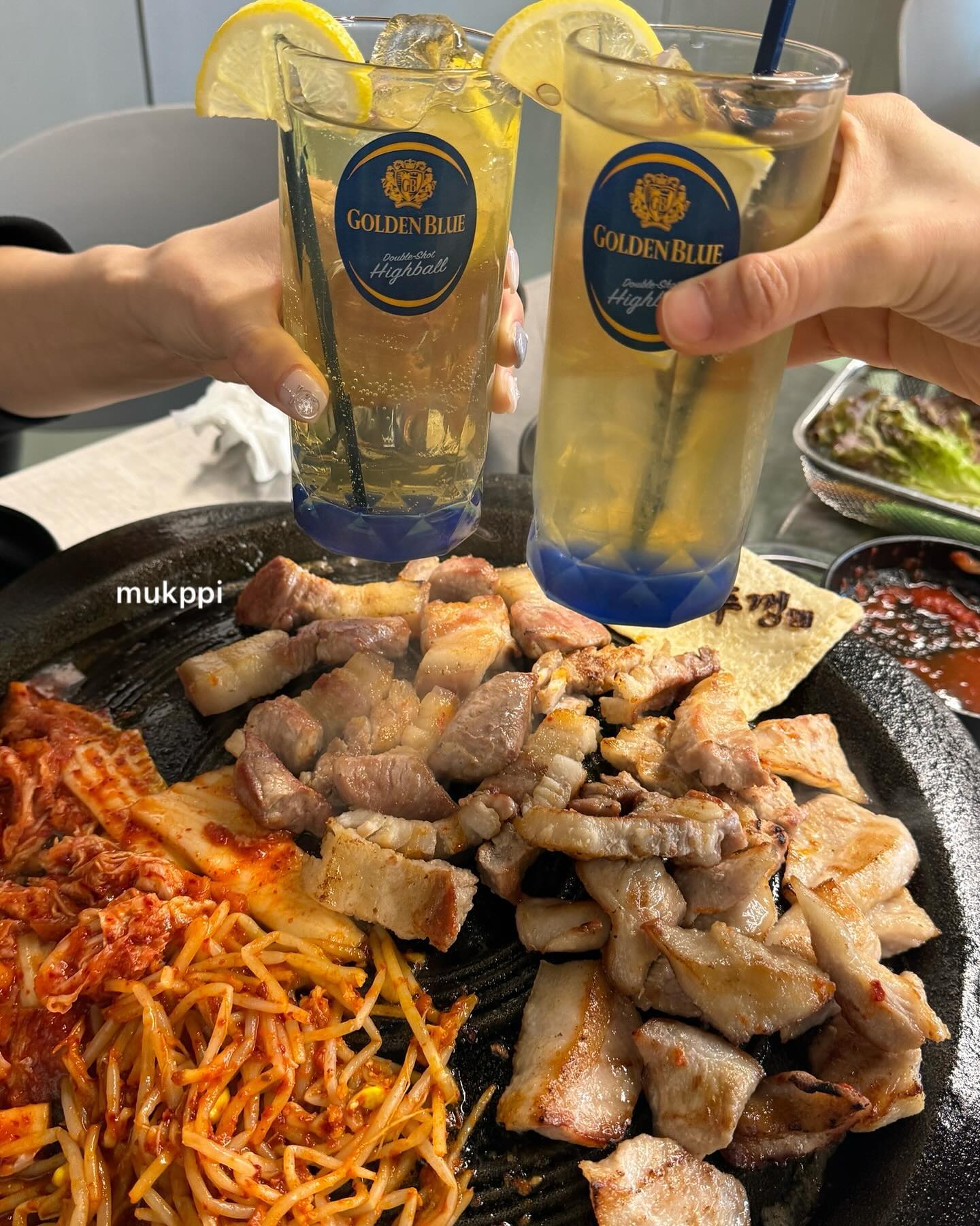 미친 가성비 대구 종로 맛집 #꽃뚜껑 🐷🐷

영대, 계대에 이어 종로 직영점까지 생겼다니
이미 맛은 보장된 것 같다는 느낌이 팍팍 ‼️
흑돼지 삼겹살이 1인분에 3,900원! 
항정살이 4,900원이라니 가격 실화냐구요

고기의 육즙 가두고 초벌해서 나오니 촉촉 부러운고기 
🤤 개인적으로는 아삭아삭한 한정살이 너무 맛있더라고요
새콤달콤한 냉쫄면 위에 고기 올리고 호로록 먹으면
느끼한 맛 잡아주고, 탱글한 식감에 반하게 되는 맛

치즈 쏟은 고기 볶음밥은 꼭 드세요.. 두번 드세요
중간중간 씹히는 고기 맛에 배불러도 계속 들어가고,
가성비 미쳐버린 항정살 된장찌개랑 함께하면 찰떡 궁합

종로에 수많은 음식 집들이 있지만 가성비와 
퀄리티까지 갖춘 곳이라 재방문 할 수밖에 없을 것 
같다는 생각이 들었던 대구 종로 삼겹살 맛집 꽃뚜껑
이번 주 친구들과 함께 연초 모임으로 추천드려요

대구광역시 중구 중앙대로 81길 11
매일 12:00-24:00

#대구종로술집 #대구종로맛집 #대구종로삼겹살
#대구중앙로맛집 #대구동성로삼겹살
#대구가성비맛집 #동성로가성비삼겹살