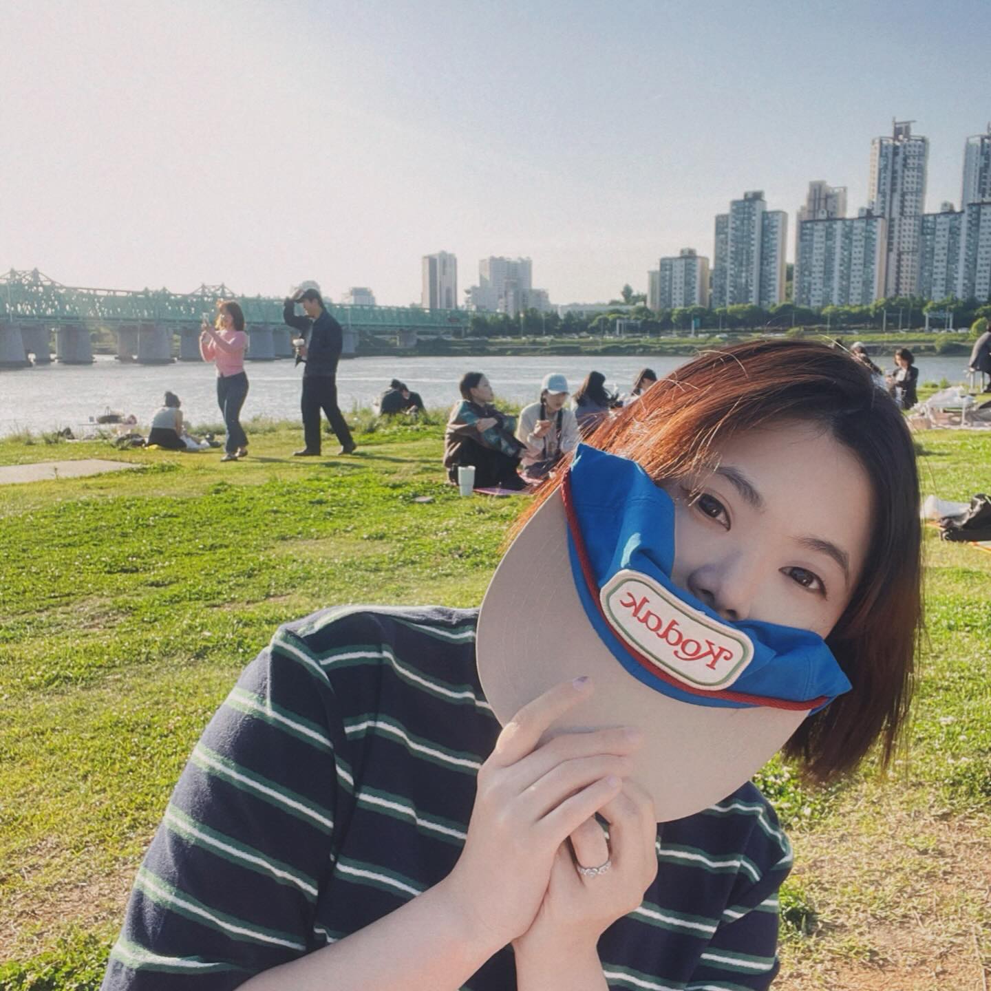 그냥 나에게 애틋한 사람들이 있다
굳이 표현하지 않아도 알것 같은 마음들,
근데 그런 마음하나하나를 다 신경쓰다보니
가장 중요한 나를 잊고 지내온것 같아서,,🥲
어제 낮 만큼은 광합성 하러 나온날!
.
.
1-3 아니,, 노들섬 왜이렇게 좋냐..💚
4 솔직히 프렌치토스트 인정?
5 진짜 뺄게요
6 는 거짓말…엄마가 싸준 명란으로 야무지게 #명란파스타
7-8 #노들섬 #💚 #재충전
