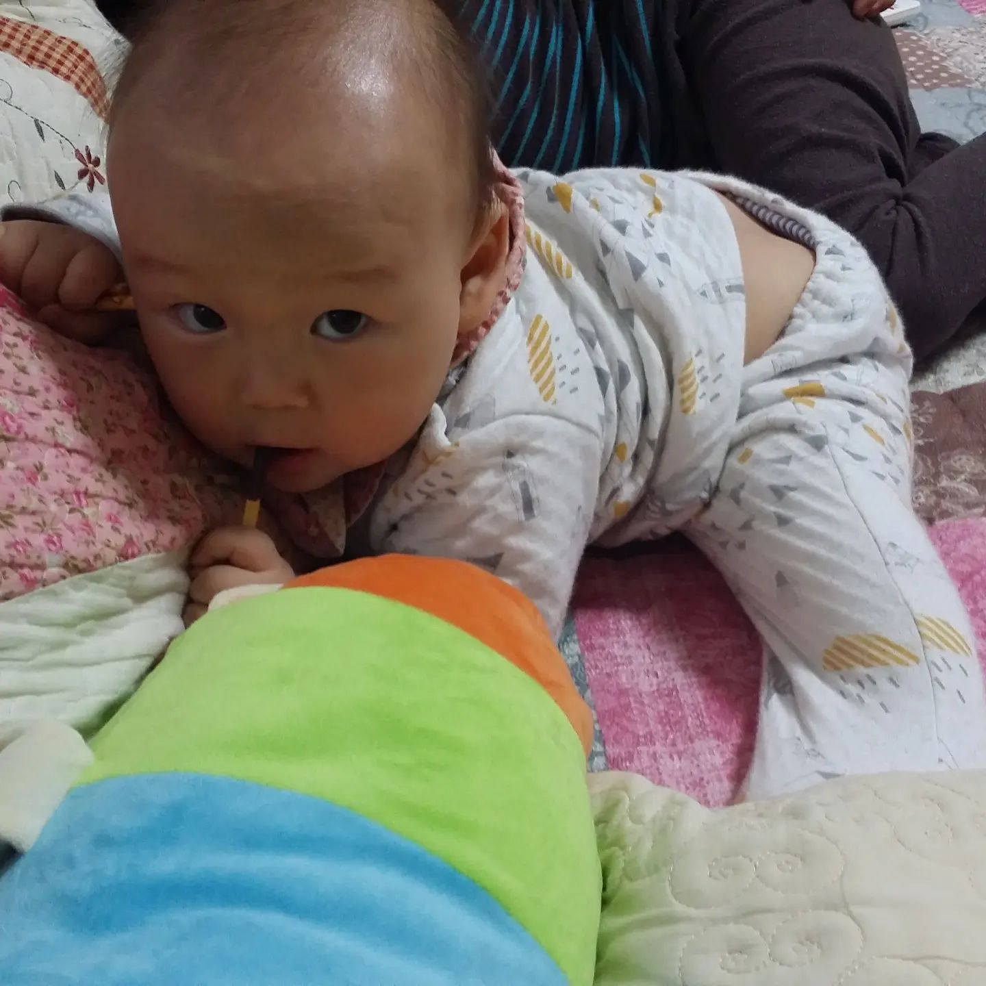 ♡
학교준비물로 성장사진 챙기는데 우리막둥이 다시봐도 귀엽다 ㅋㅋ
#9개월 숨어서 형아들 빼빼로 훔쳐 먹다 딱걸림ㅋㅋ
조용해서 뭐해~~ 하고 보면서 부르니 너무 열심히 초코만 빨아서 먹는중 ㅋㅋ
아이들 애기때는 너무너무 귀욤
