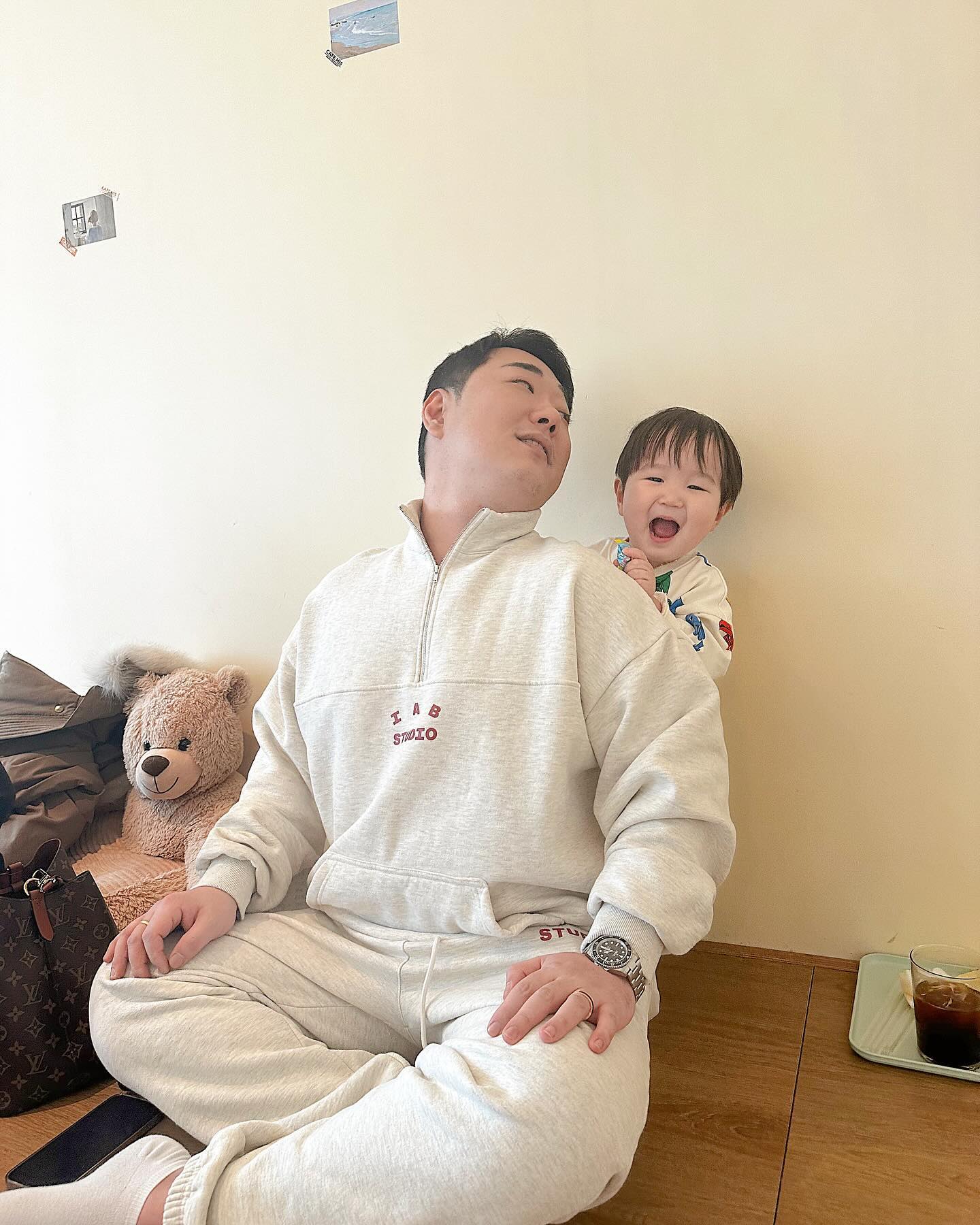 Hᴡᴀɴꪔ̤̫ 

압빠가 가장 좋은 울집 똥깽이 ꕁ
연휴시작전 할미랑 할비 만나구 당일에 상주가서 또 만나기 .ᐟ 🤍 
시댁가면 가장 좋은점= 류환 안을일 없움 ㅋ.ㅋ