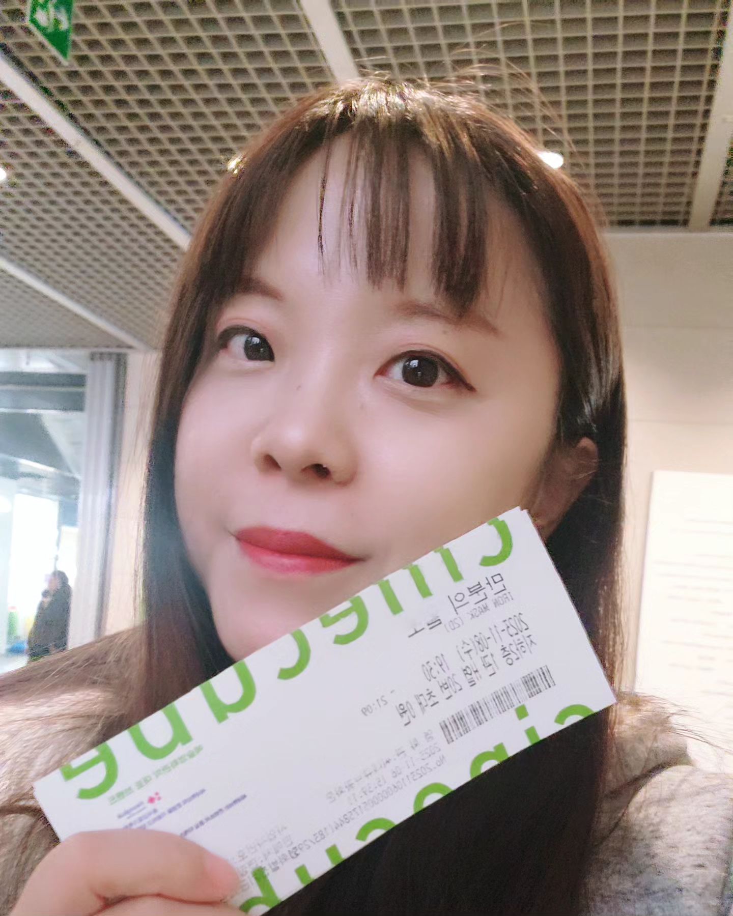 #만분의일초 #영화만분의일초 #11월15일개봉 #검도인

안녕하세요! 영화 리뷰쓰는 블로거 <황씨네> 입니다~
오늘은 2023년 11월 15일 극장에서 개봉하는 #김성환 감독님의 영화 <만분의 일초>의 GV 무대인사 시사회 관람후기를 작성해보려해요~^^ 

🎬 제목 : <만분의 일초>
🔴 등급 : 12세 관람가
🟡 장르 : 액션, 스릴러, 드라마
🔴 국가 : 대한민국
🟡 러닝타임 : 100분
🔴 배급 : (주)더쿱디스트리뷰션
🟡 감독 : #김성환
🔴 주연 : #주종혁 #문진승 #이주연 #장준휘 #최민철 #김용석 외
🟡 2023년 11월 15일 대개봉❗❗ 

간략 줄거리를 살펴보면 0%의 확률을 깨뜨릴 0.0001%, 그 찰나를 향해 검을 겨누는 치열한 기록이자, 검도 국가대표 최종 선발 명단에 오른 재우(주종혁)가 그의 삶을 송두리째 뒤흔든 태수(문진승)와 대결하게 되며 벌어지는 이야기입니다. 김성환 감독의 작품으로 제27회 부천국제판타스틱영화제에서 2관왕, 제47회 상파울루국제영화제 신인 감독 경쟁 부문에 진출하기도 했고, 제8회 런던아이사영화제에서 최우수작품상을 수상하기도 했습니다. 

호면 사이로 보이는 재우의 표정연기는 정말 사람을 쫄깃하게 만들더라고요. 특히 큰 스크린의 분노에 찬 눈빛만 클로즈업돼서 표현하고, 클래식을 배경음으로 깔아서 더욱 신비스럽게 빠지는 느낌이 있습니다. 필자가 재우라면 이 분노를 사그라트리고 자신의 내면과 싸우며 검도를 계속 해나갈 자신이 없을 것 같다는 생각이 들었는데요. 

이 영화는 호면을 쓰기 전에 두건을 쓰는 모습이 많이 나오는데요. 두건을 입으로 물어서 대칭까지 맞추며 견고하게 접어(?) 가며 머리를 감싸는데, 이 장면이 정말 멋있습니다. 그리고 태수의 두건을 우연히 보게 되는 재우의 모습이 있는데, 이로 인해 주인공이 한 번 더 폭발해버리기도 합니다.  

제가 보면서 가장 매력을 느꼈던 장면은요. 중반부에 영화가 끝난 것처럼 화면을 아예 꺼서 어두운 배경에 재우의 숨소리만 들리는 5초 컷이 있는데요. 정말 입 떡 벌리면서 놀랬던 기억이 있네요. 그 5초라는 영화에서는 생각보다 길게(화면 없이 소리만 들려서 그런 재미를 극대화한 것 같아요) 느껴져서 같이 숨이 차오르는 경험을 했답니다. 

재우의 가족 즉, 아버지의 존재에 대해서 포스팅을 하는 내내 감추려고 노력했는데요. 그 이유는 영화를 직접 관람하시고 생각해 보시는 것을 강력 추천드립니다. 그리고 어머니까지... "너 거기서 뭐 하는 거야. 집에 얼른 와 엄마가 부탁할게"​ 

전통적인 기본기가 탄탄하고 절제미가 돋보이는 김성환 감독님의 장편 데뷔작 <만분의 일초>가 궁금하시다면, 2023년 11월 15일 개봉 극장에서 만나요! 

🔴줄거리 소개🔴 

대한민국 검도 국가대표 최종 선발 라인업에 오른 재우(주종혁)는 그의 삶을 송두리째 뒤흔든 황태수(문진승)에게 드디어 검을 겨눌 수 있게 된다. 하지만 ‘그날’에 여전히 머물러있는 재우의 검은 목적을 잃은 채 허공을 가르고, 그 검은 끝내 황태수가 아닌 재우 자신에게로 향한다. 절대 잊을 수 없는 기억 결코 지울 수 없는 상처 이 모든 것을 내려놓을 수 있을 확률 0% 그리고 그 확률을 깨뜨릴 0.0001%의 찰나를 향한 재우의 치열한 기록이 시작된다.
